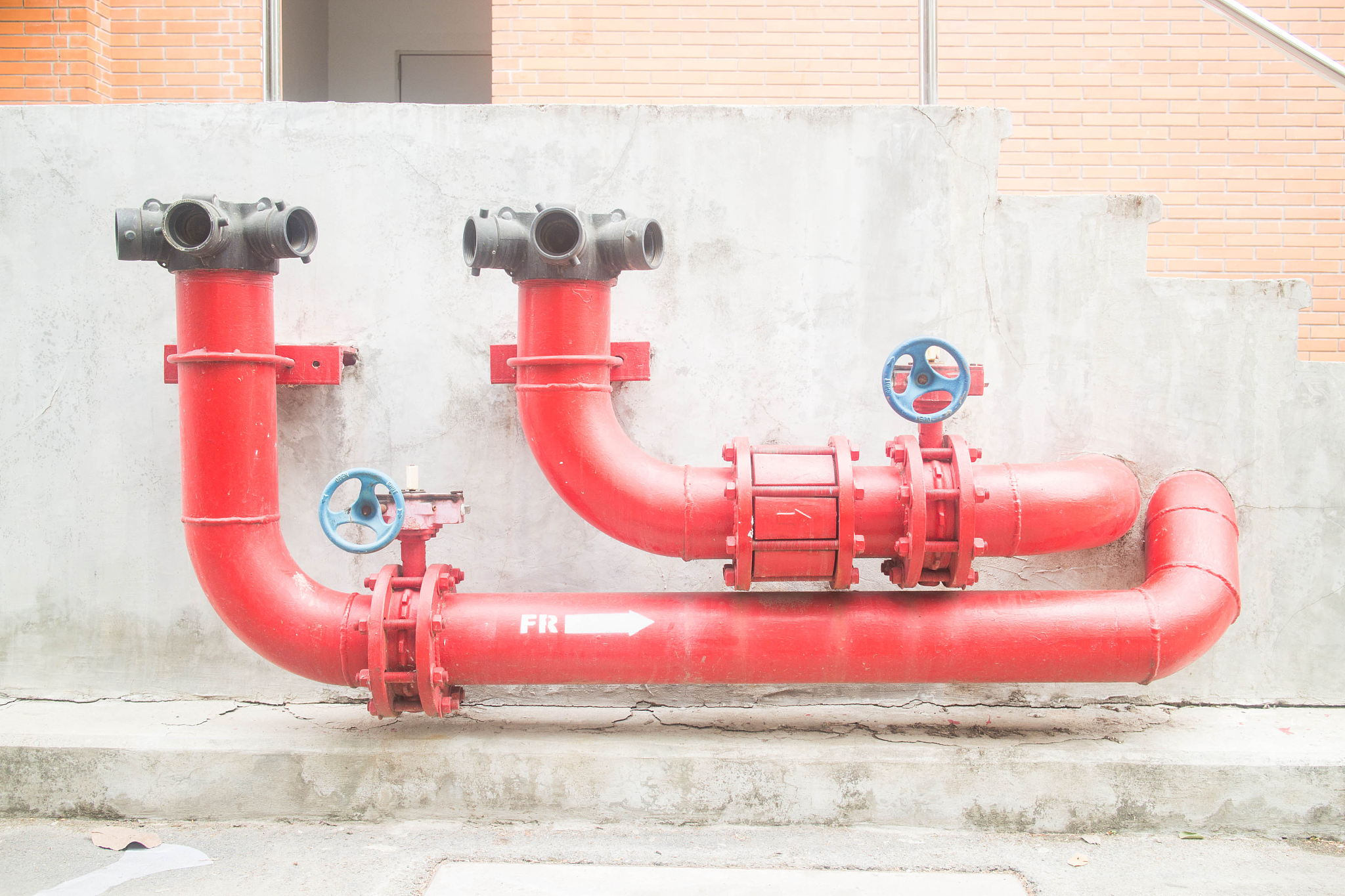 消防水有两个水池一个是固定水源一个接起来在自来水管上面可以吗帮我用200字详细描述