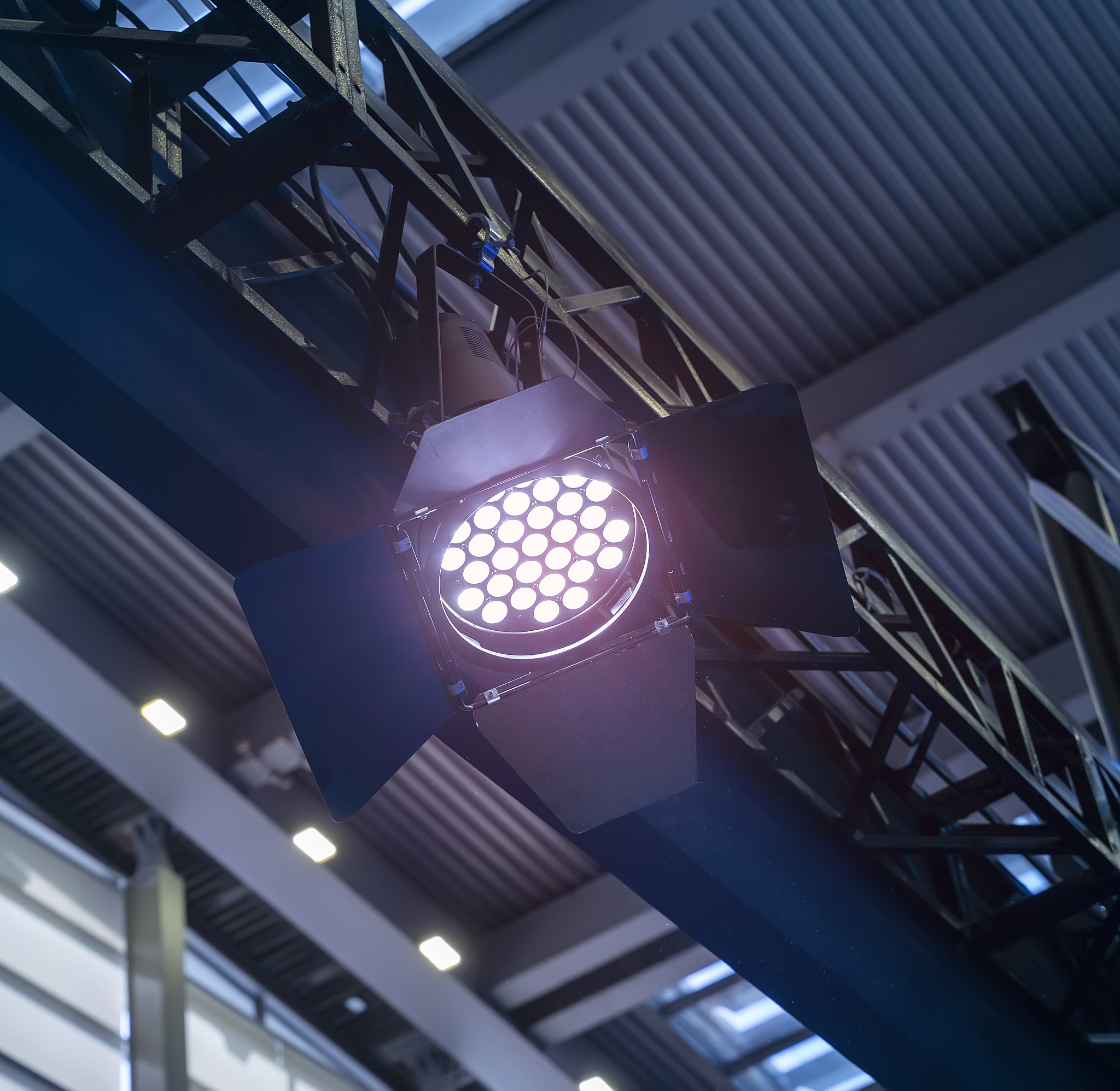 工作室主要业务为舞美灯光设计灯光秀编程文旅灯光设计编程舞美与文旅项目的三维动画模拟视频制作。灯光控台技术培训灯光秀编程培训三维模拟动画制作软件培训。取100个独一无二、精炼的、大海元素的、高端的、暗黑风格的、英文工作室名字。