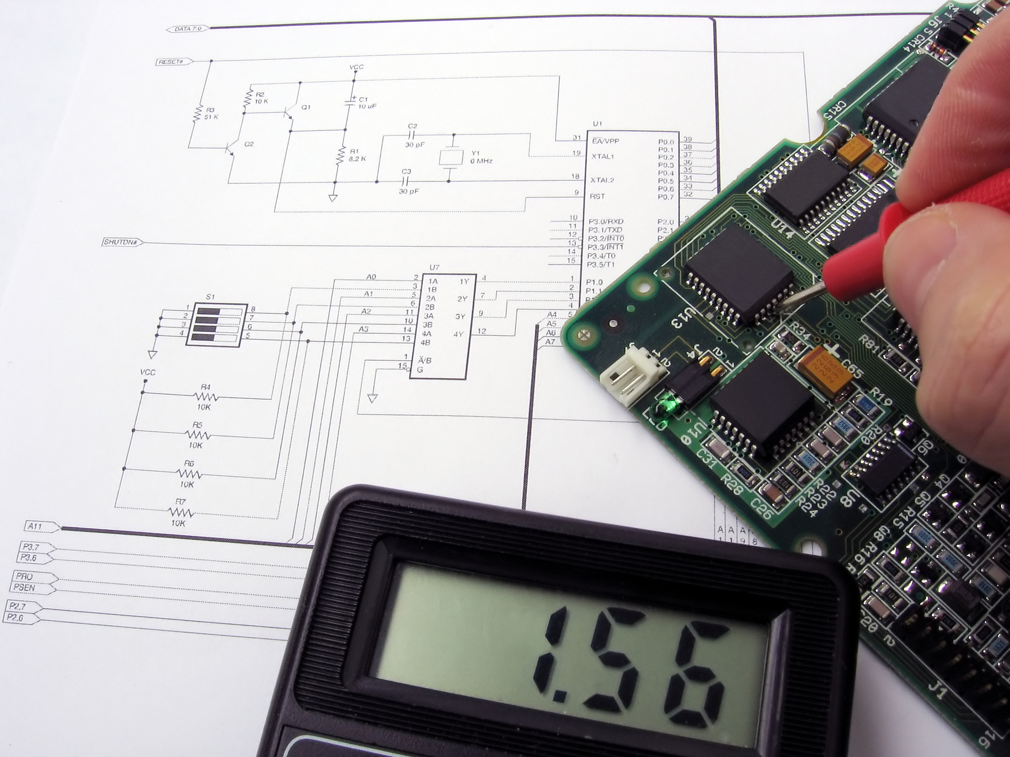 使用protues联合arduino如何实现下列实验请给出代码定时器与数码管显示目的：掌握ARDUINO下的定时器使用方法数码管的驱动与显示方法内容：①利用定时器2产生精确的1秒并进行计时实现0-59的循环显示；连接2个数码管需要10个端口自己选择与分配如果不够可以考虑进行IO口扩展。