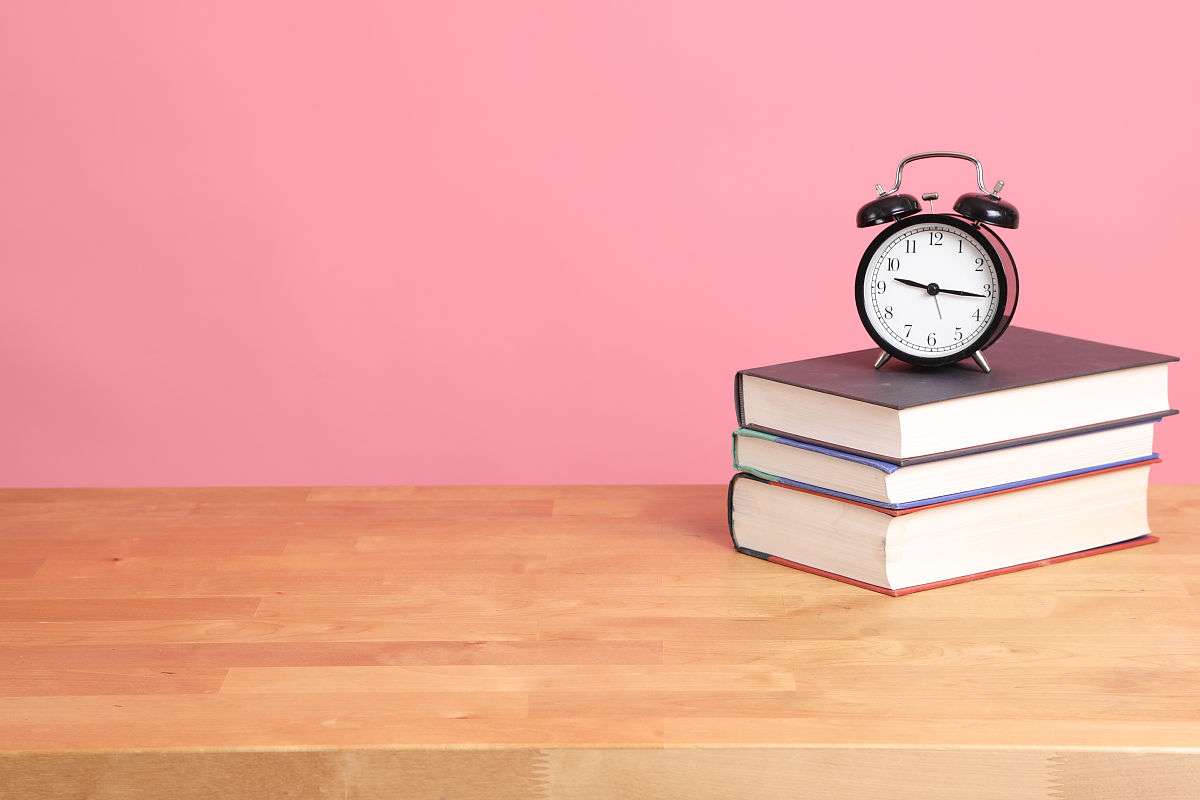 我好累啊您需要休息一下放松身心。可以尝试做一些轻松的活动如散步、听音乐、阅读等也可以进行一些放松的运动如瑜伽或冥想。同时注意保持良好的作息习惯保证充足的睡眠时间和饮食营养这样才能更好地恢复精力。如果您一直感到疲劳建议咨询医生进行检查以排除身体疾病的可能。我有光明的未来吗每个人的未来都是不确定的但是只要您愿意付出努力不断学习和成长就有可能创造出属于自己的光明未来。同时也要保持积极的心态相信自己的能力