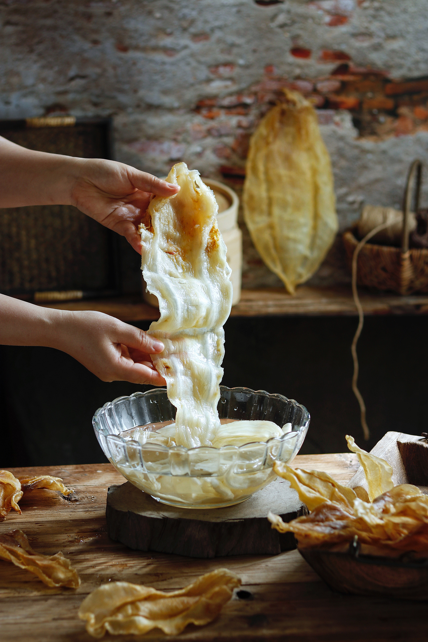 金兰姐来自广东梅州是名90后月嫂地道的客家女人年轻、勤劳、持家、贤惠。她一直在广东地区接单有服务过中山顺德佛山地区的客户对广式煲汤和粤菜比较拿手比如清蒸排骨炖花胶清蒸鱼猪脚汤等都是她的拿手菜。沟通妈妈情绪之类的也很好宝宝晒黄疸做排气操之类的很。沟通的也很好跟家里人沟通的也很好跟家婆沟通的也很好没有语言障碍 的月嫂官方评价600字