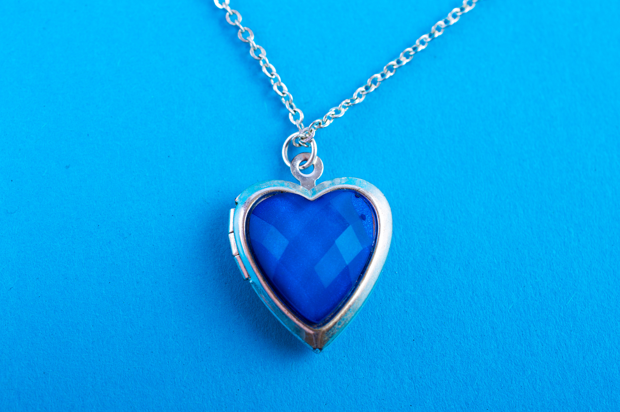 浅蓝色心形宝石项链 | 精致不锈钢吊坠 浅蓝色心形宝石项链 | 精致不锈钢吊坠