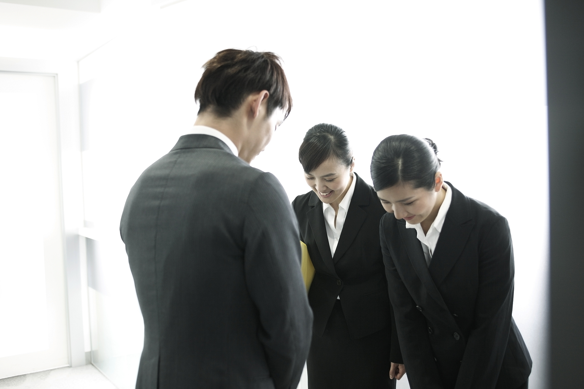 看完办公礼仪、宴会礼仪、招待礼仪视频资料后的感想具体可以写这个礼仪的动作要领、如何做到标准、如何学以致用、礼仪的重要性、怎么带动身边人等等