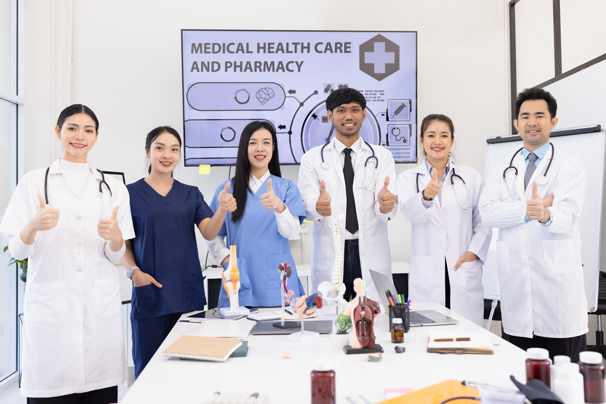 经营一家康复医疗中心最重要的是什么？谈一些自己医院的优势比如专业的医师团队、技术以及体贴、关心用户这里可展开多介绍环境设施