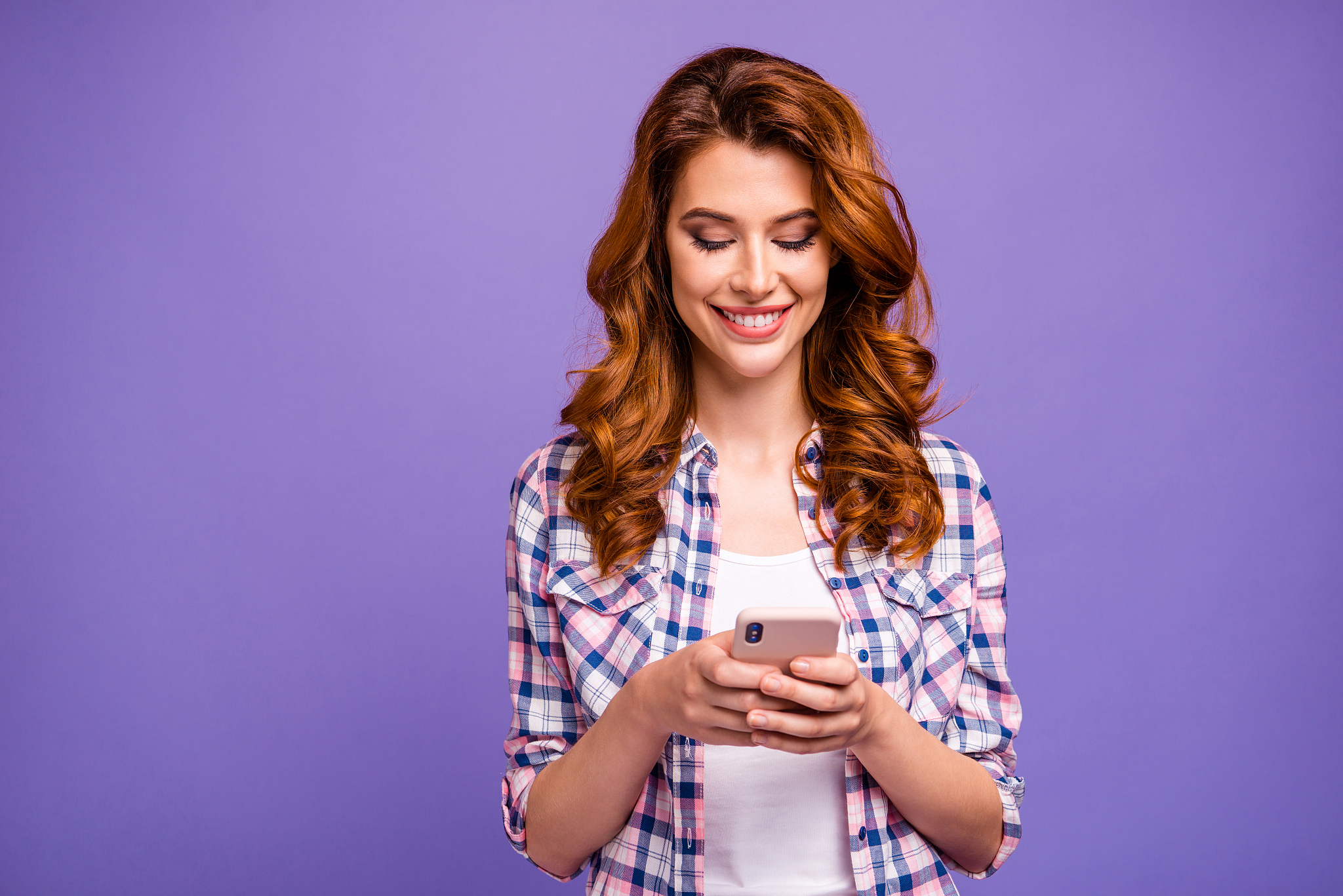 photo of amazing ginger lady holding telephone writing feedback 