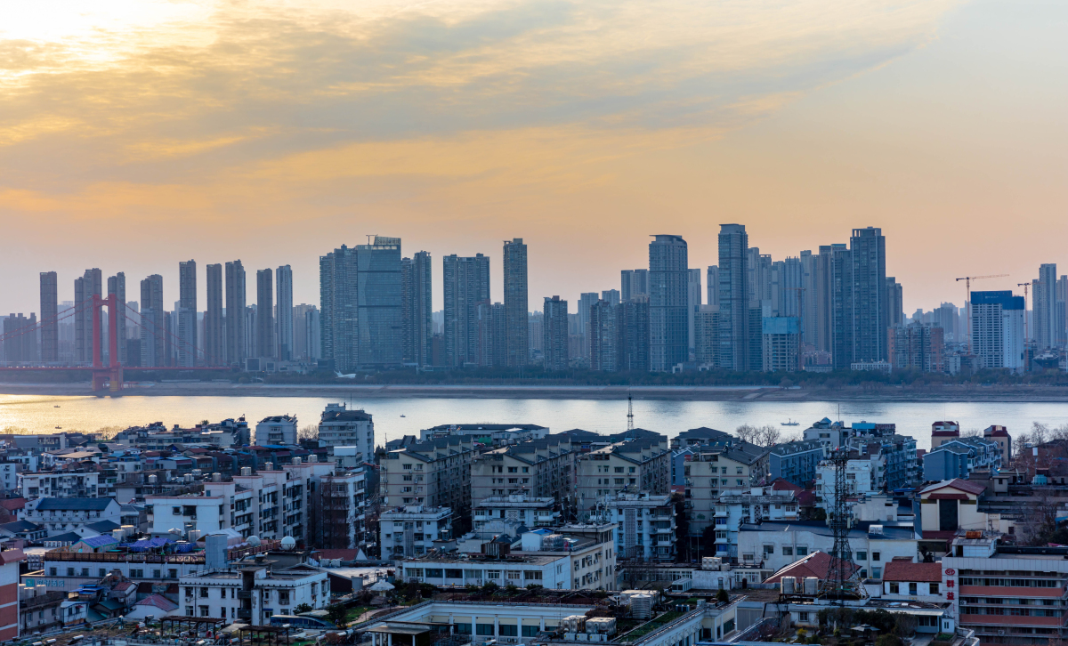 黄鹤楼俯瞰武汉城市天际线,夕阳下的美景