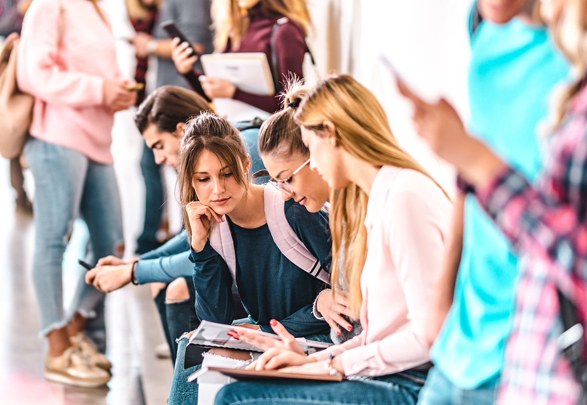 大学新生面临的挑战：适应学术和社交