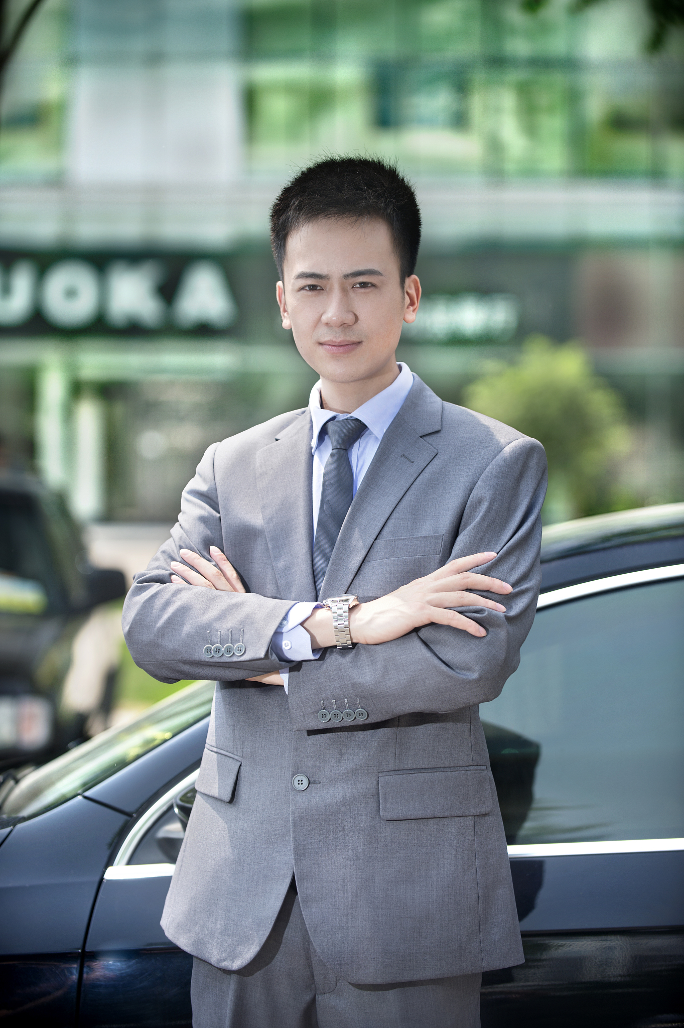 站在汽车前的商务男士