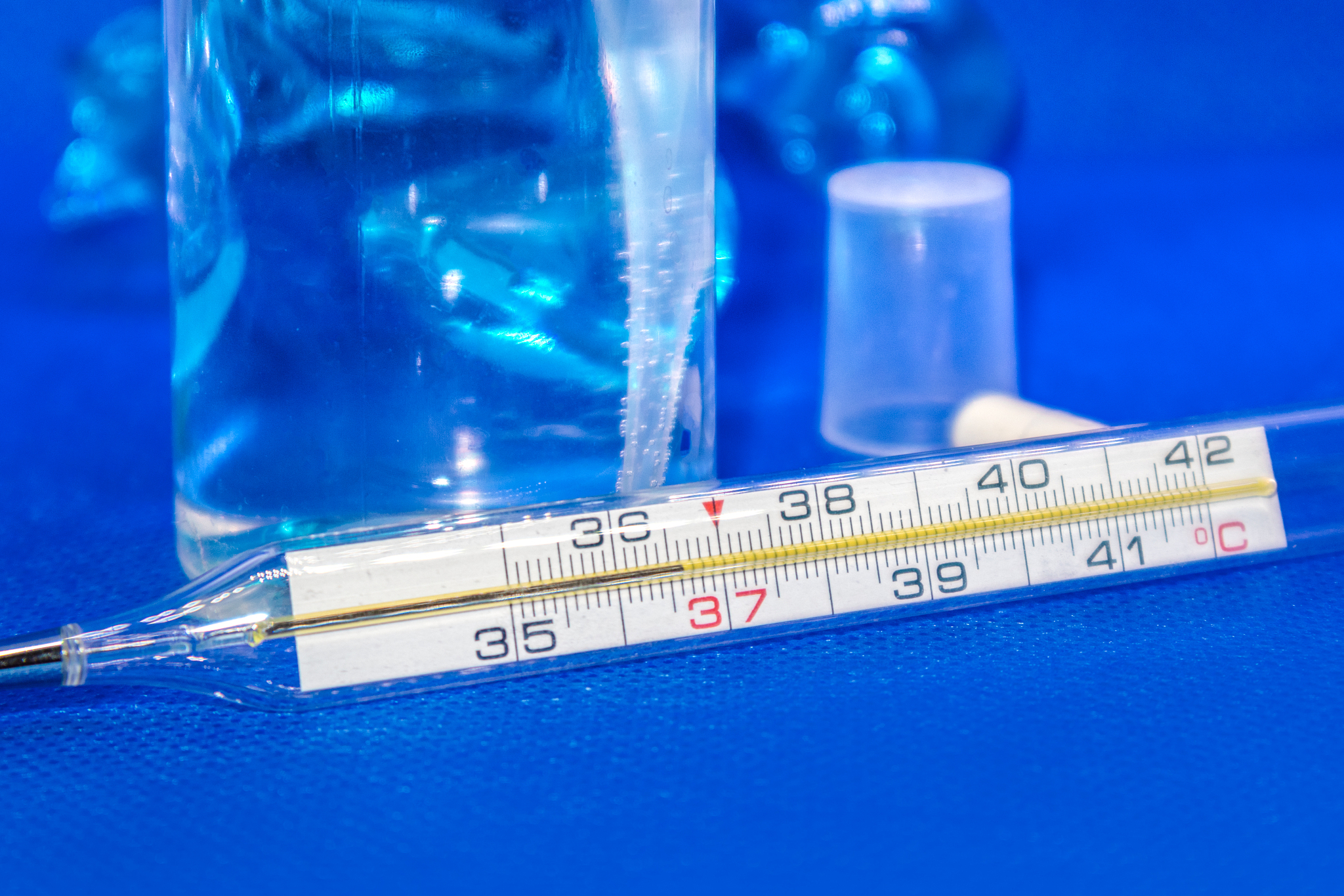 酸度计使用前必须选用什么溶液进行校正?