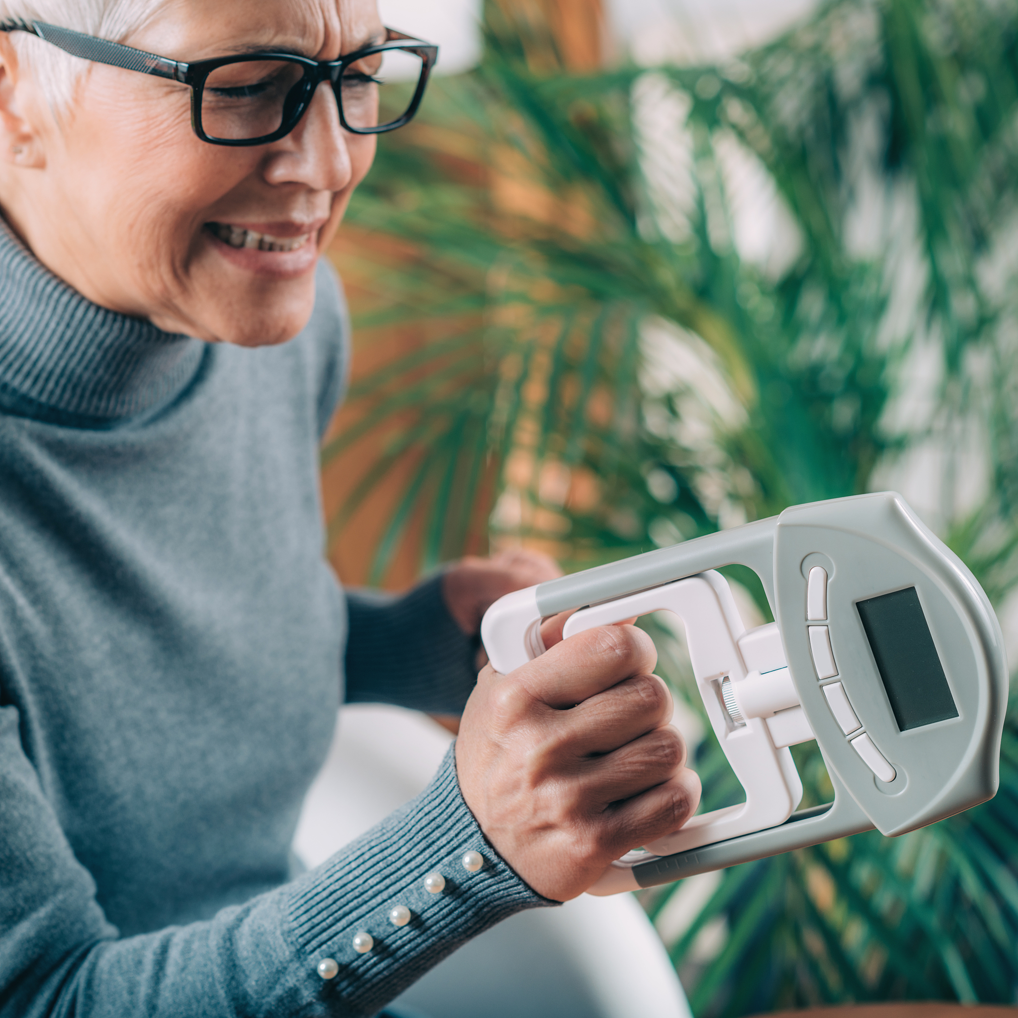 写一个大学生智能老人手表创业策划书团队