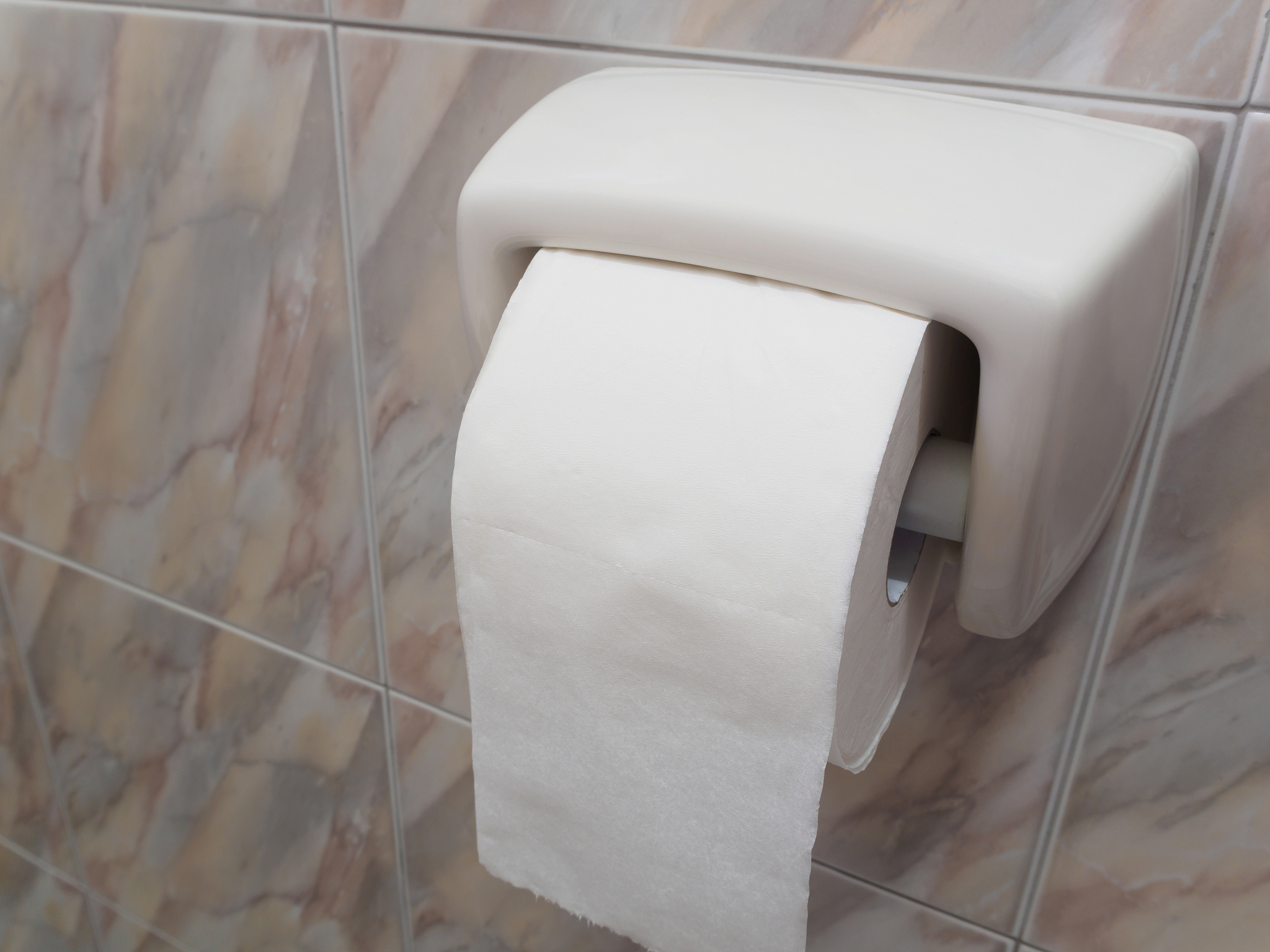 写一个直播买抽纸的文案体现出抽纸量大底部抽取可以挂在墙上直至柔软不掉屑