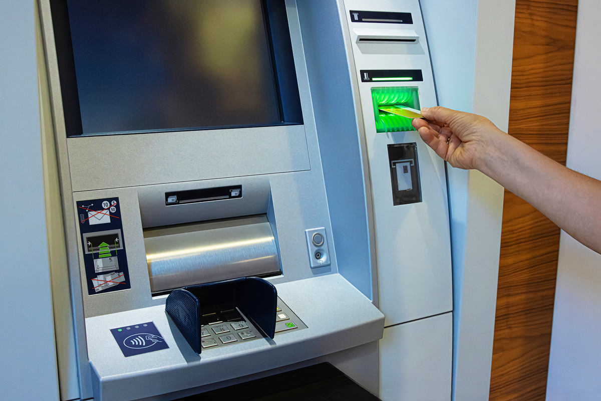 结合本课程的学习与实验从下列选项之中选择一个具体的嵌入式应用系统予以分析该系统的技术要素。共计 18 分A、垂直运行电梯	B、银行 ATM 安全门需要回答的基本要素包括但不限于：1、选择要分析的系统A 或者B1 分：2、总体设计思想概述3 分：3、输入开关量2 分：4、输入其他量2 分：5、输出开关量2 分：6、输出其他量2 分：7、具体控制策略3 分：8、其他要说明的问题如改进或者完善等3 分：