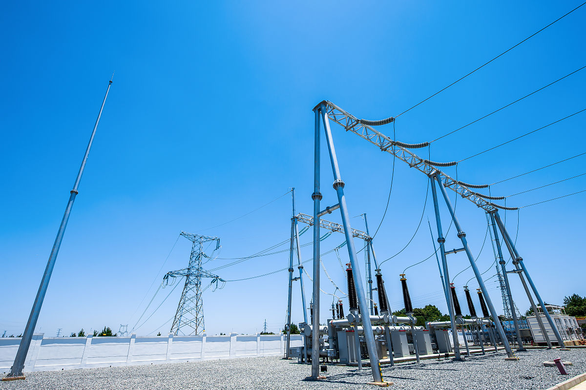 用新闻体裁重新编辑以下文章在超高压电网建设过程中不得不说世界上覆盖面积最广、受惠人口最多、建设规模最大的三峡输变电工程。超高压跨越千里的三峡输变电工程的建成标志着一个巨大的三峡电网在我国中部崛起奠定了我国以三峡电力系统为中心的全国联网格局。