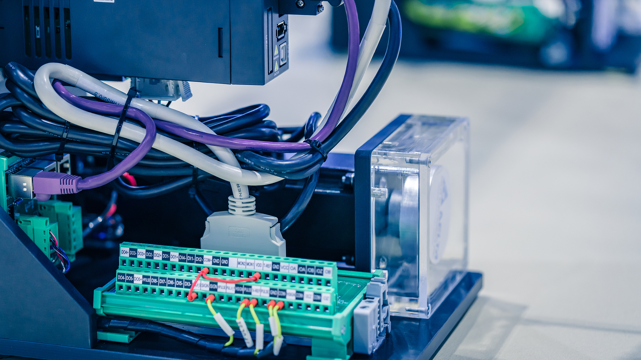 检查下面这段话的逻辑并帮我润色：三个LD Bar条Focus Light 美国呈120°中心对称分布环绕在一个内径为55 mm厚度为05 mm的陶瓷漫反射器表面每个LD Bar条的最大输出功率约为220 W此激光模块可以提供660W的最大抽运功率。 LD的快轴发散角为35°发光面与晶体棒轴线的距离为6 mm这保证了几乎所有抽运光可以直接被晶体吸收提高吸收效率。TmYAG具有两个吸收带分别位于781