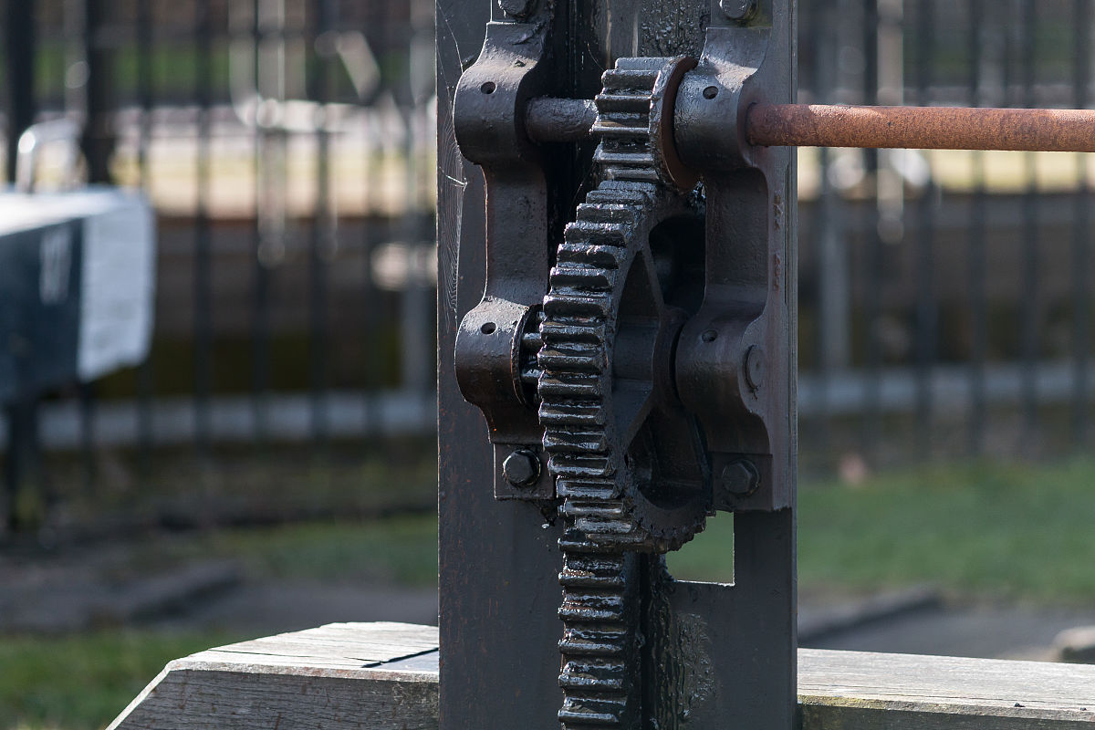 请设计一个齿轮直径在100mm以内1：2传动比的平齿轮传动的齿轮组设计列出计算过程和校核过程