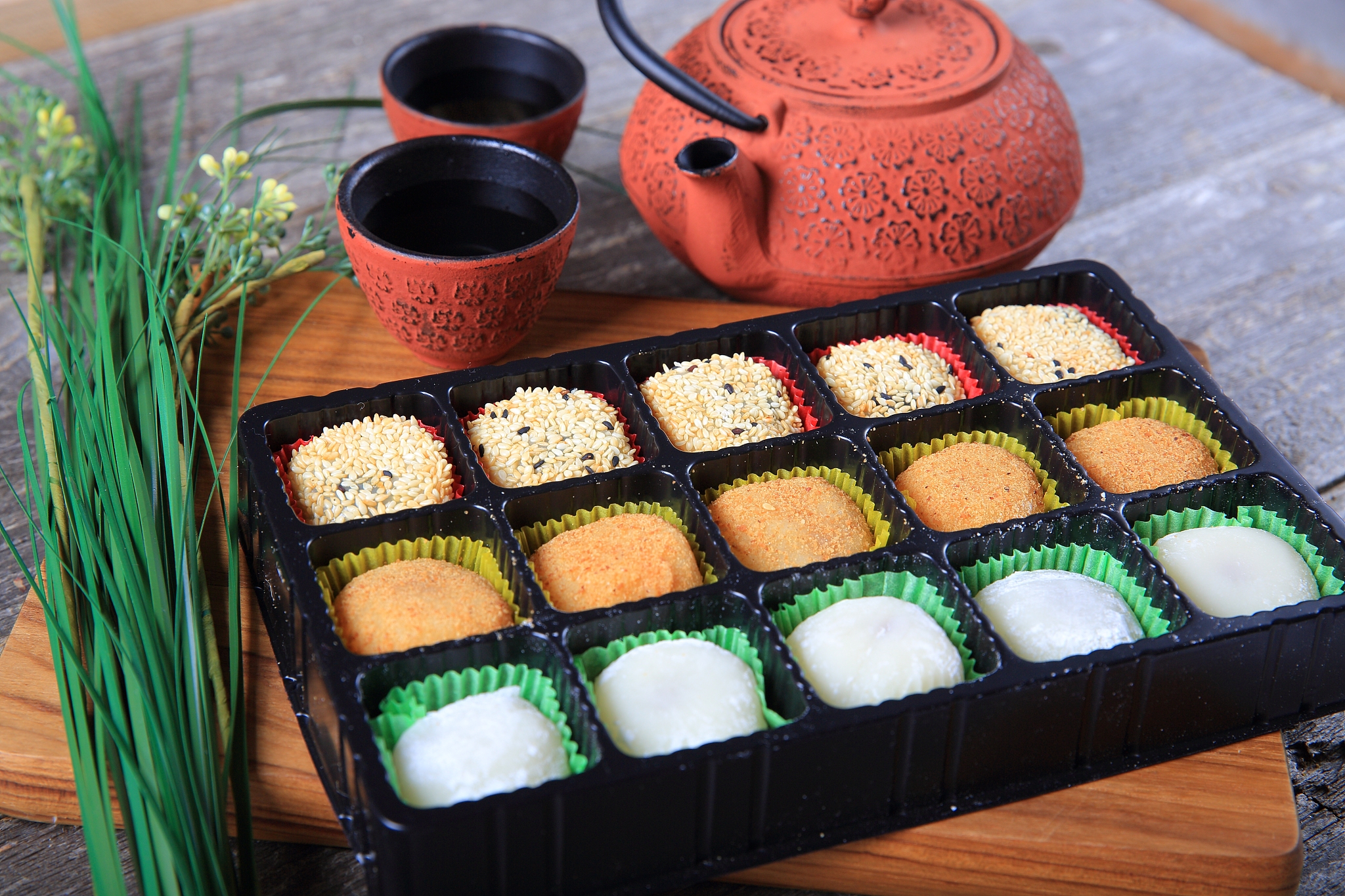 樱饼分为关西和关东类型类似我们国内北方的元曾和南方汤圆的意思。樱饼的粉色部分为糯米类外皮内里包裏着甜甜的红豆馅最外层用一片盐渍的樱叶子包裏。不仅从卖相到口味都可以说是百分百的时令点心概括一下樱饼是一种日本的传统点心分为关西和关东类型外皮是糯米类内馅是甜红豆馅外层用盐渍樱叶包裹。它不仅美味可口而且具有浓郁的时令特色。在缩短一点樱饼是一种日本传统点心分为关西和关东类型外皮是糯米类内馅是甜红豆馅外层用盐