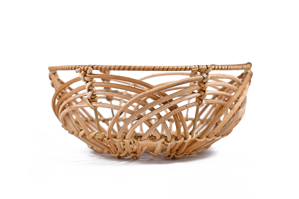 以学术化的内容适当增加或删除内容并进行总结：Hyppa等提出的区域增长的方法最早进行了针叶林的单木分割该方法首先对CHM进行低通卷积过滤平滑去除噪点再寻找局部最高点为出发点进行区域增长以此进行分割