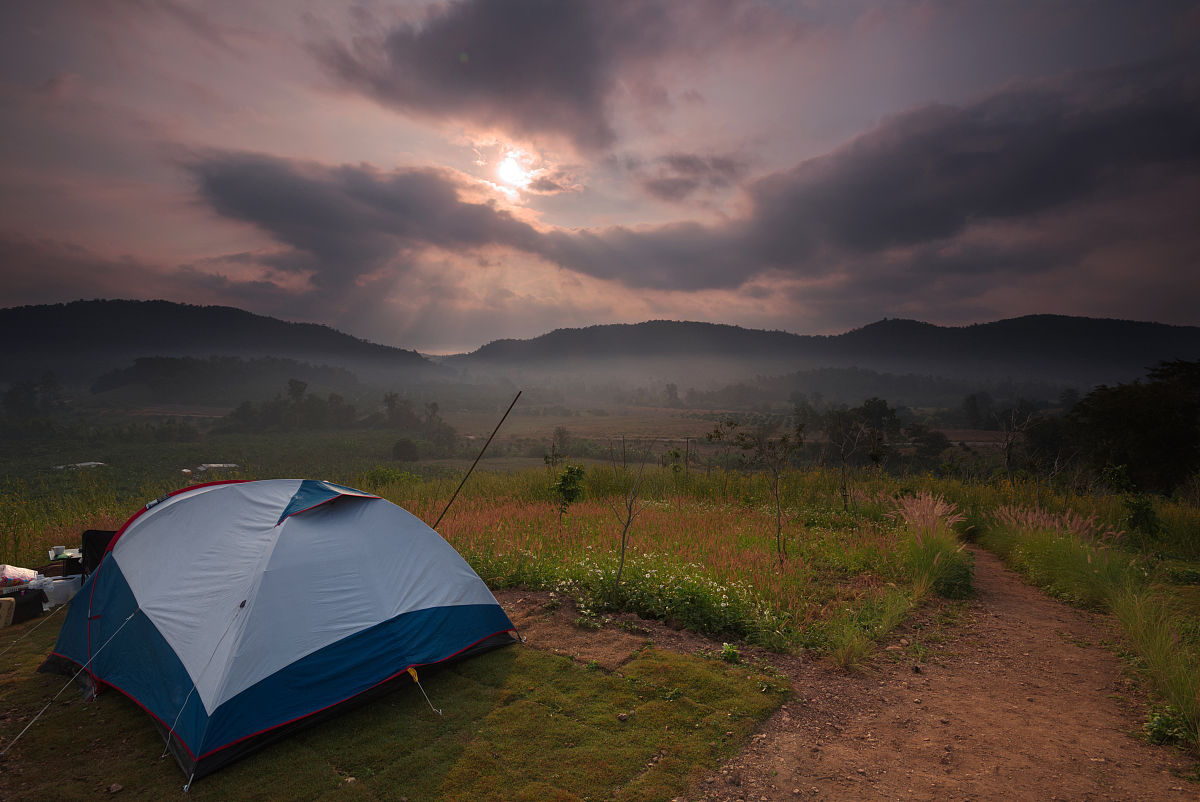 雨后山如睡残阳始露头-谜语