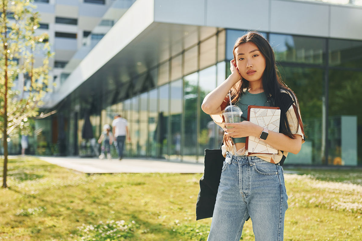 女大学生个人形象短片拍摄指南：青春挥霍的深度解读