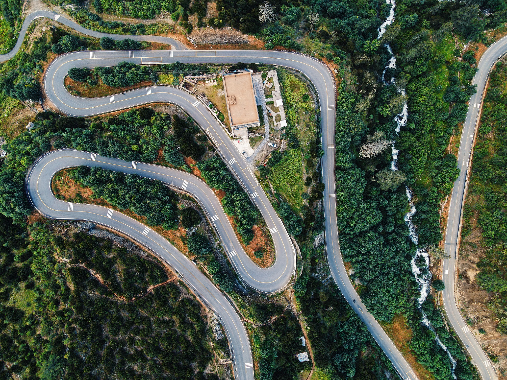 山地道路驾驶技巧：安全指南与实战经验