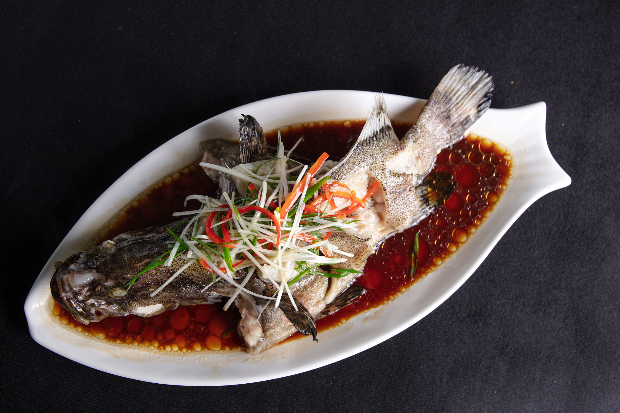 请帮我写1篇不少于750汉字的博客文章语言要幽默口语化。清蒸石斑鱼