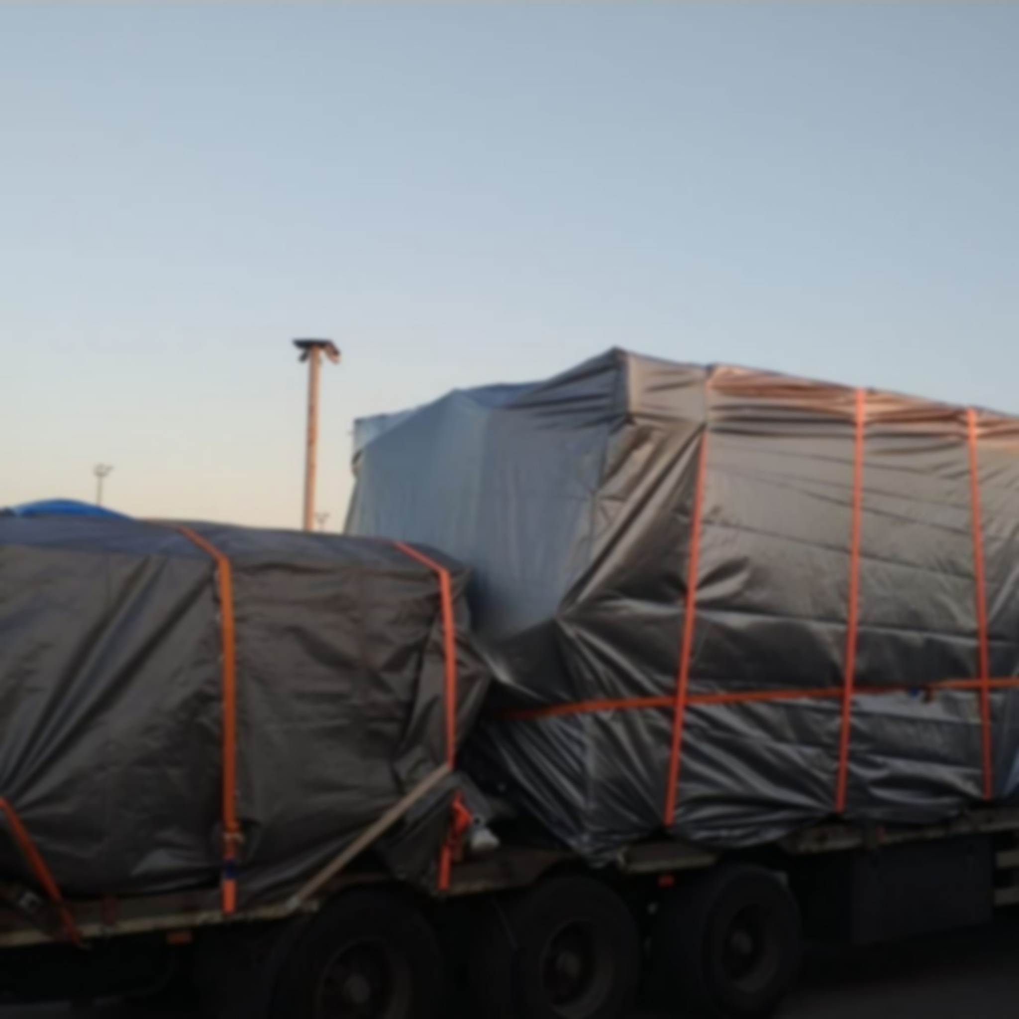 下雨导致舱盖关闭，安全措施与清理方案