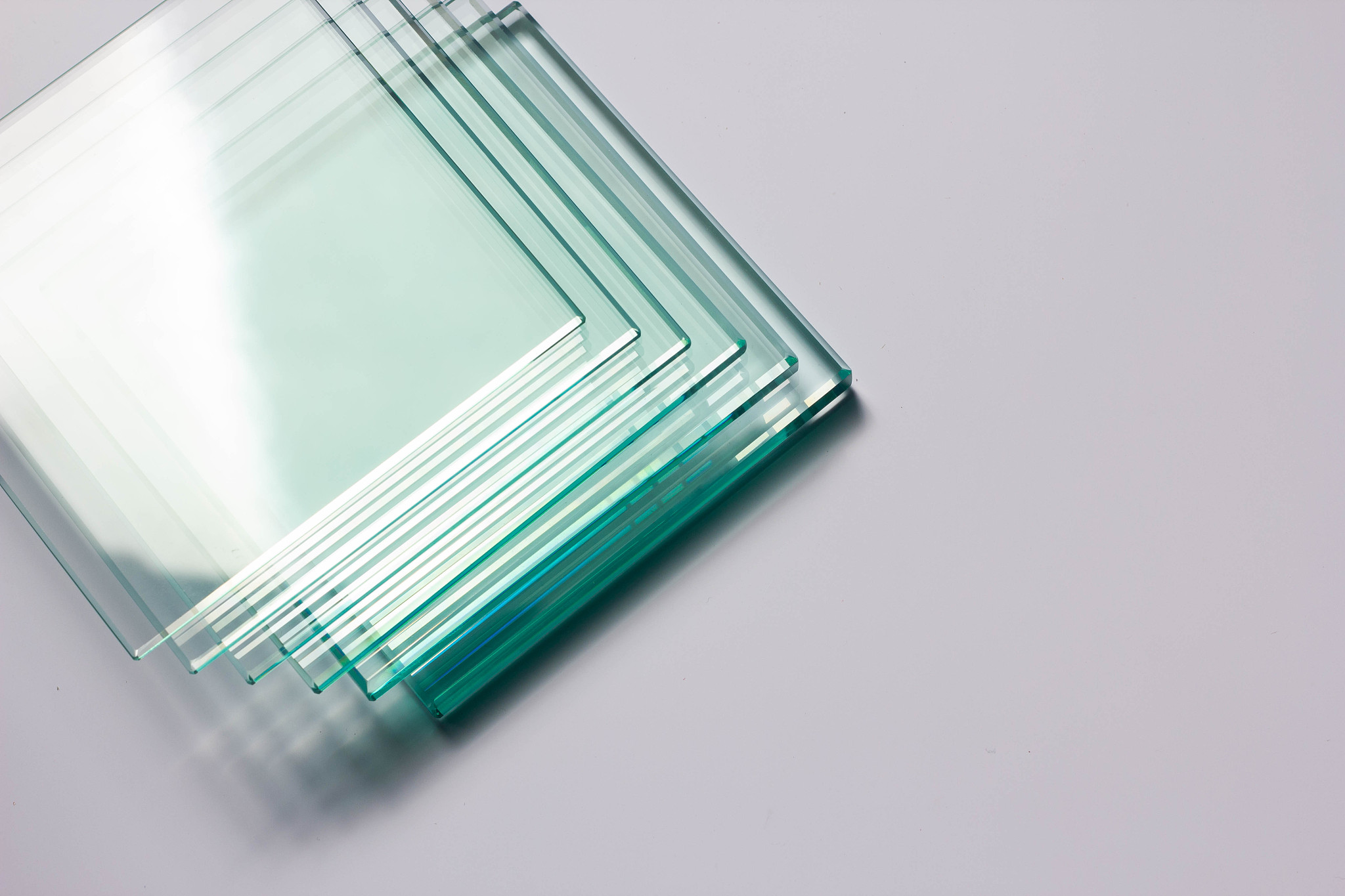 glass factory produces a variety of transparent glass thicknesse