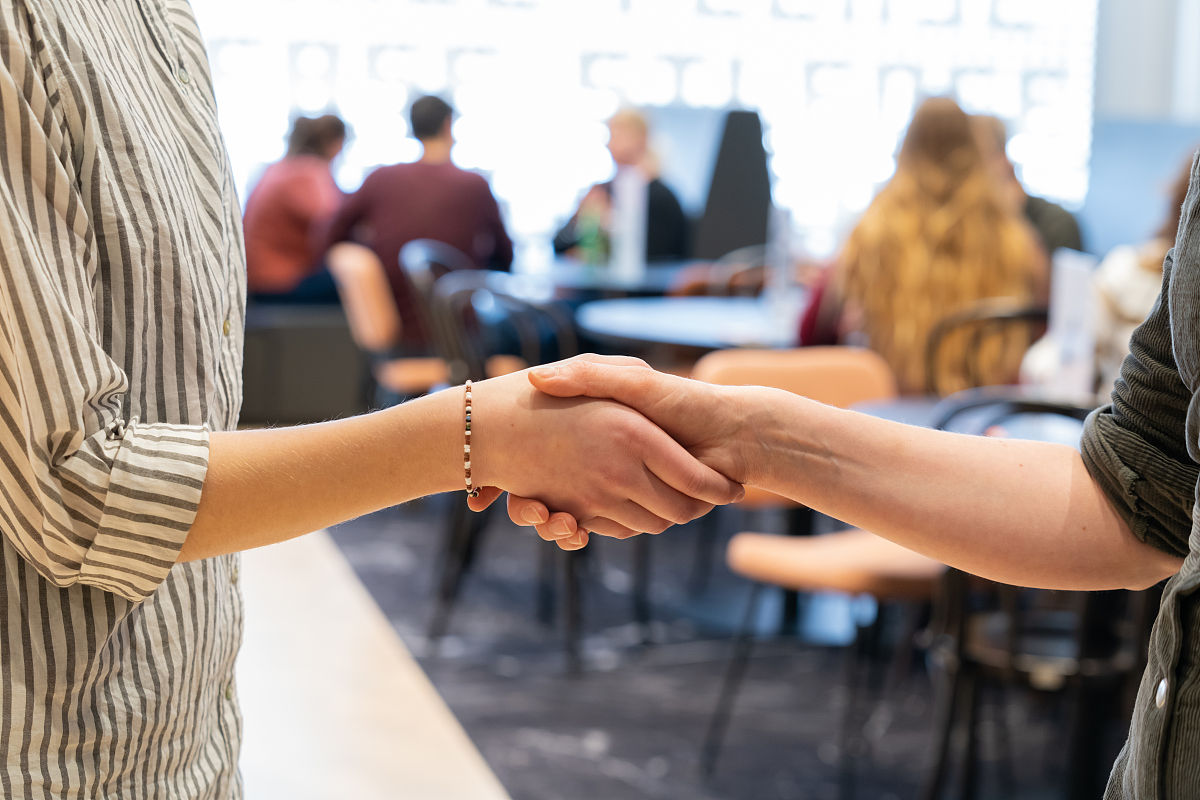 想握住你的手：一篇关于情感连接和人际关系的感人文章