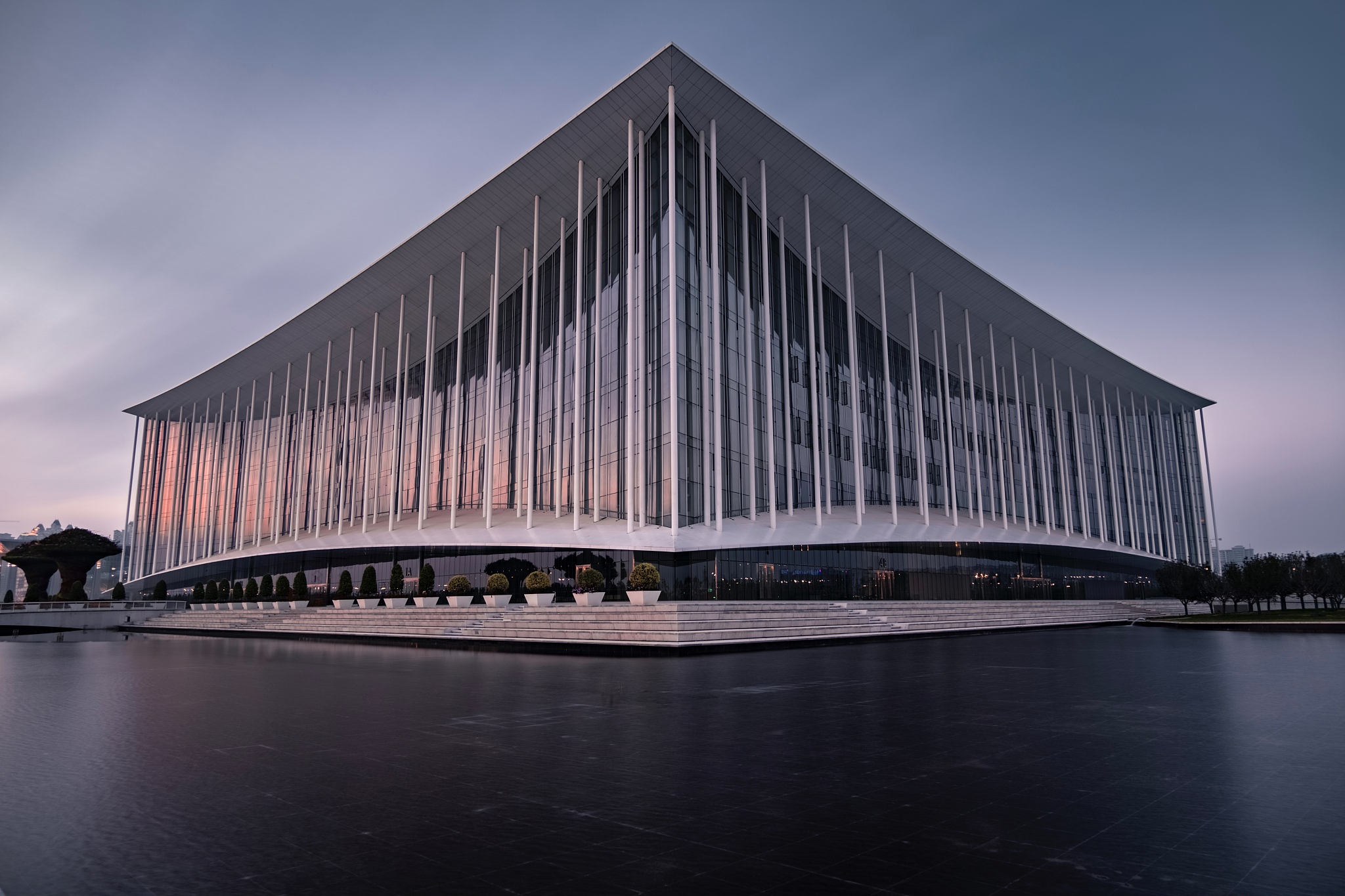 列举至少4类公共建筑进行比较分析图文并茂。类型名称、代表建筑、功能分区、空间组合、交通流线、结构特点等方面