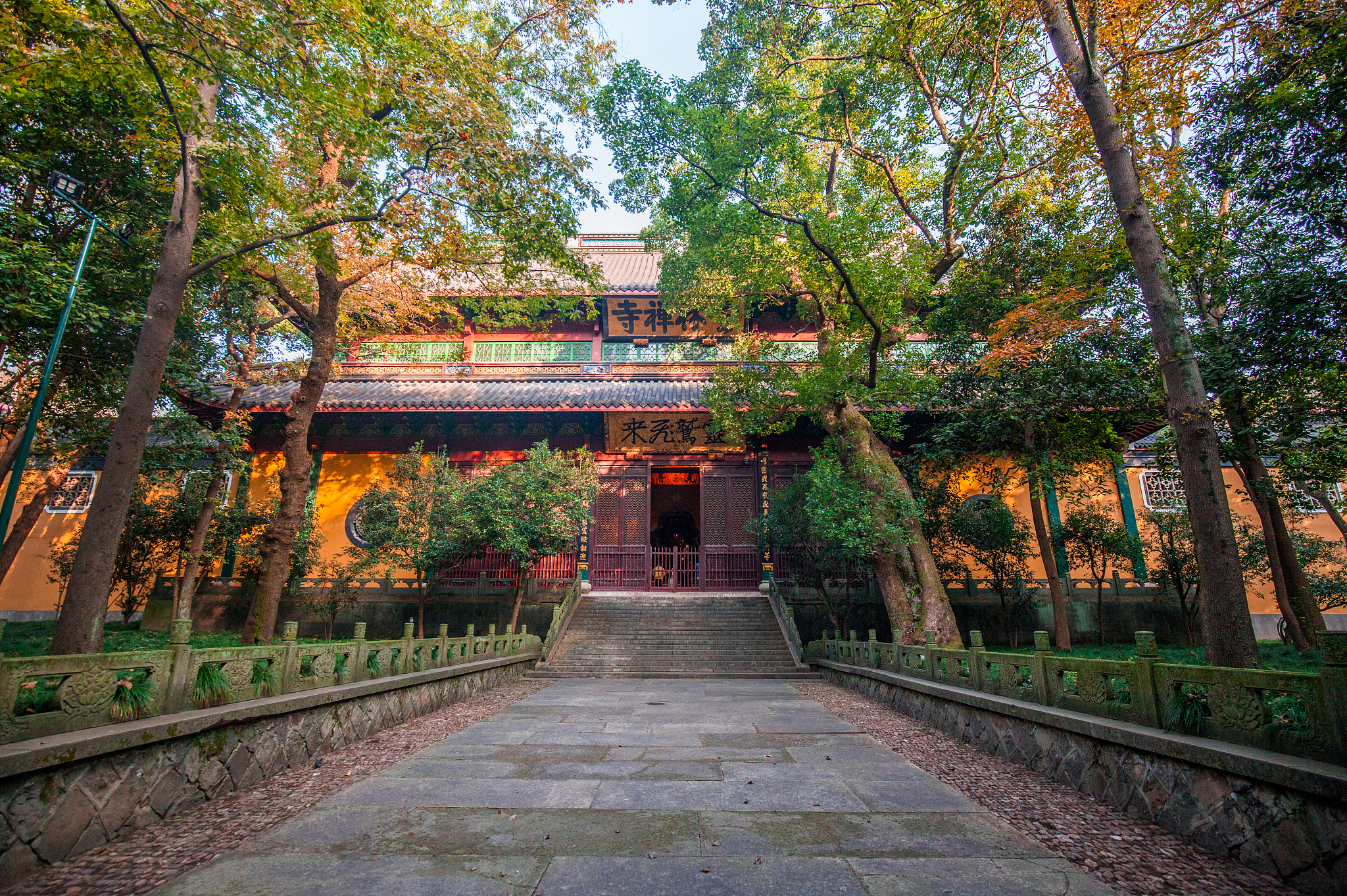 杭州灵隐寺景区秋景