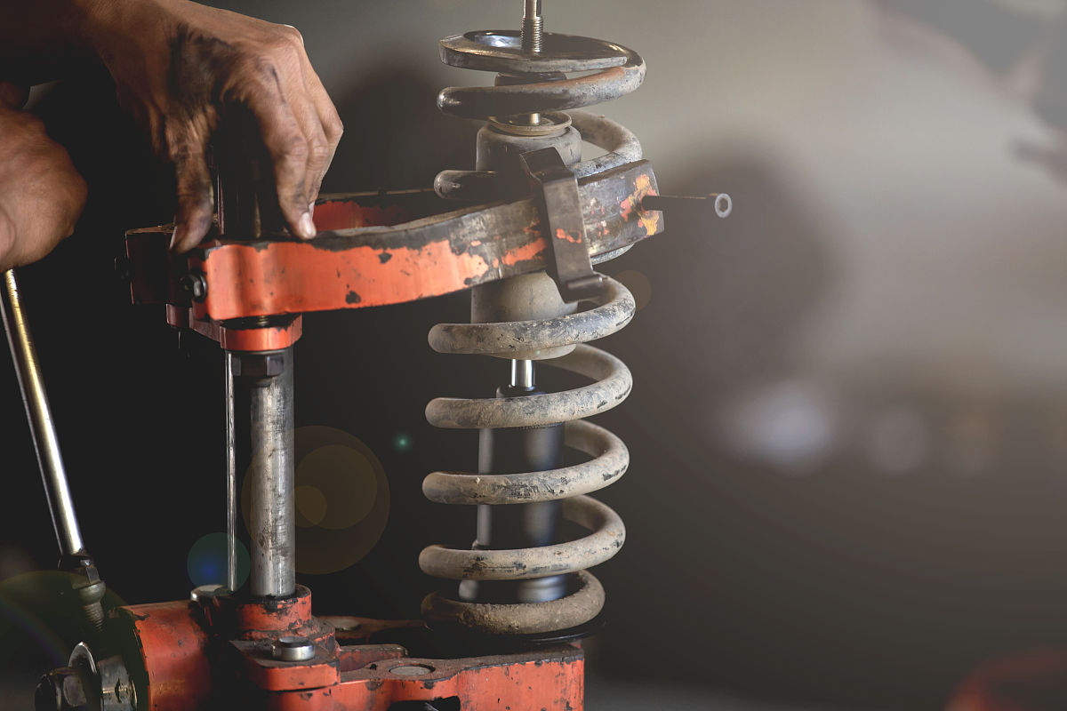 平行双曲柄机构减震方法：添加减震器和弹簧器