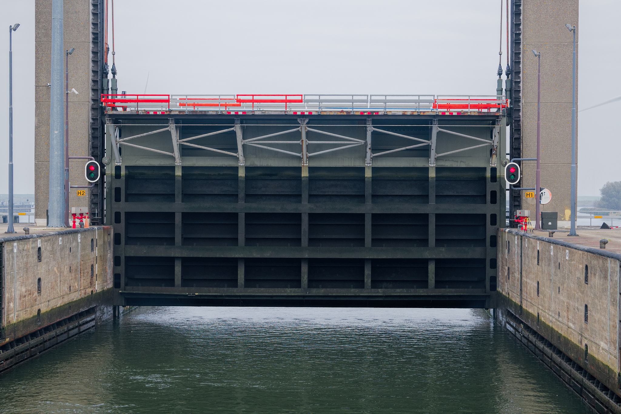 中国底轴驱动式翻板闸门应用地区 - 水利工程设施