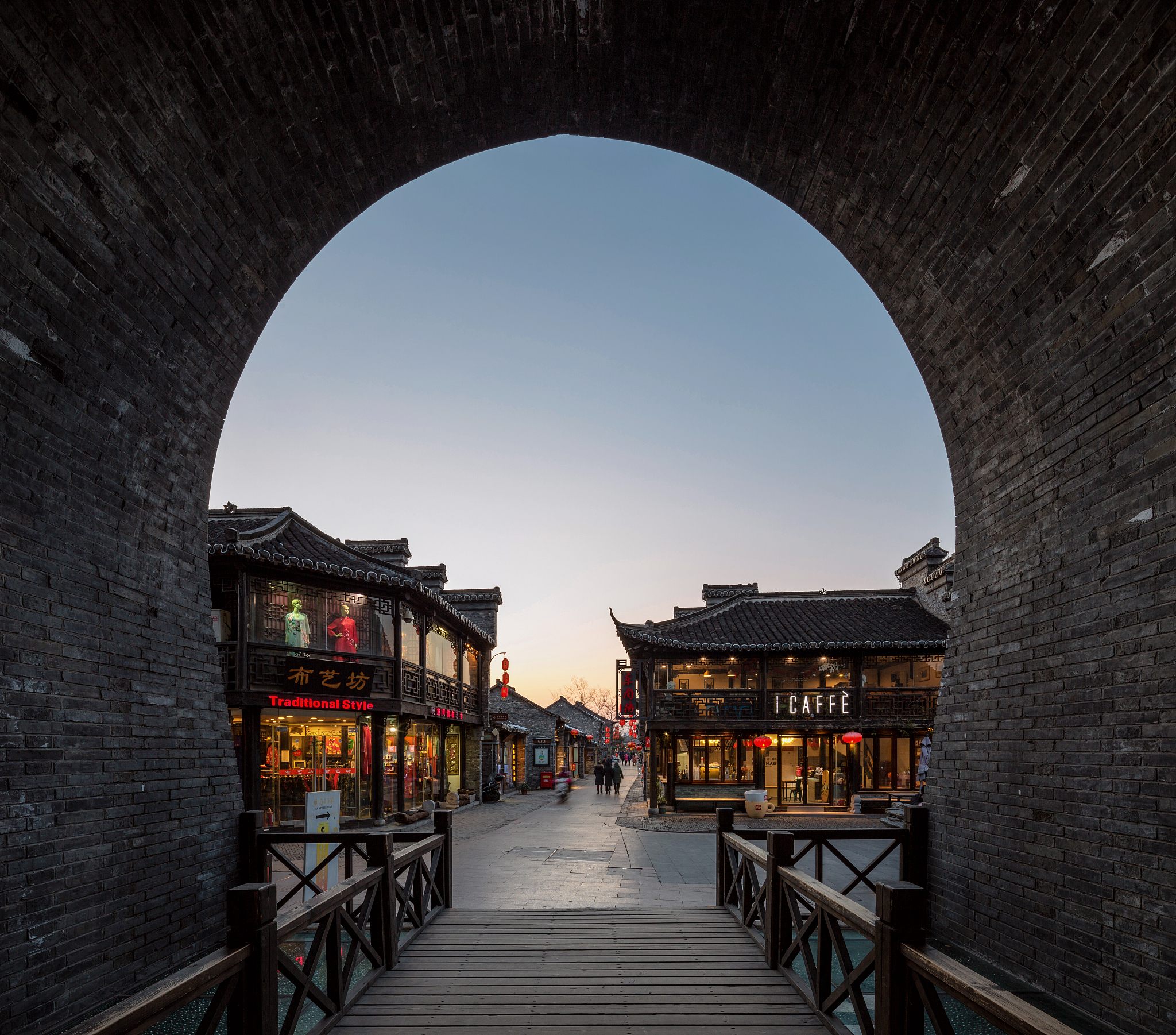 自驾游古镇海洋之旅：探访古城墙和王府山大桥