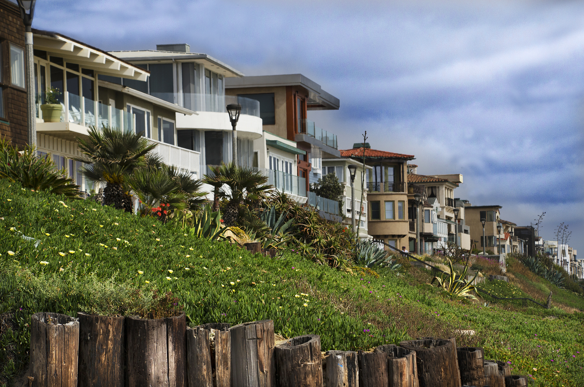 他们住在郊区宁愿有房有地但这里离工作单位和女儿学校近