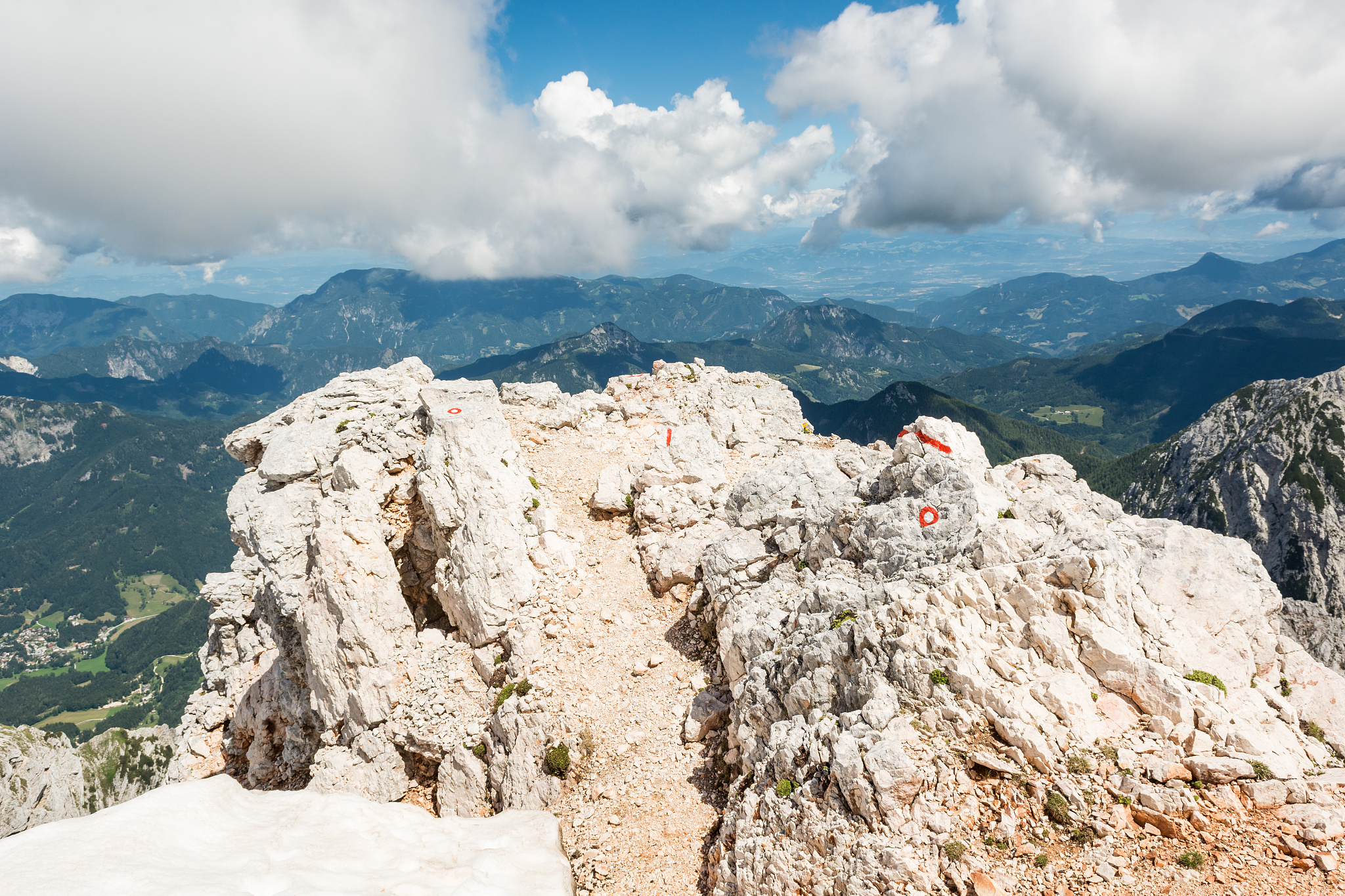 给我一段10分钟的泰山旅游的对话英语文章并给出翻译A Hi there! Are you interested in visiting Mount TaiB Yes I am! I heard that it’s one of the most sacred mountains in ChinaA Absolutely! It’s also known as the leader of the F