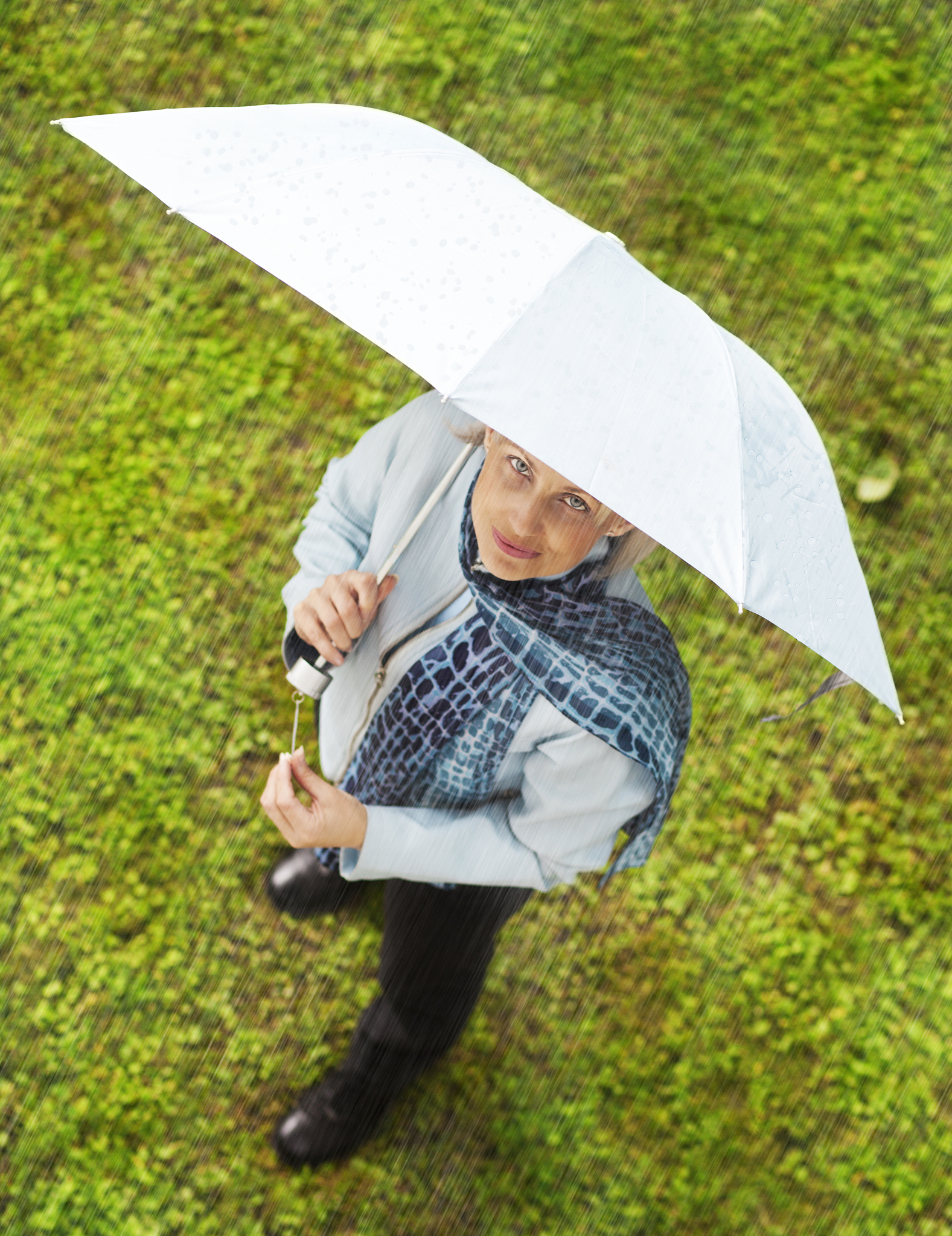 她的长发被雨水打湿贴在了脸颊上但她却毫不在意一边拿着伞一边在草原上奔跑。她的眼睛里透着一股独特的灵气仿佛所有的美好都在她的身上聚集。她的身影在雨中跳跃让人忍不住想要跟随她一起奔跑一起探索这广阔的草原 英文