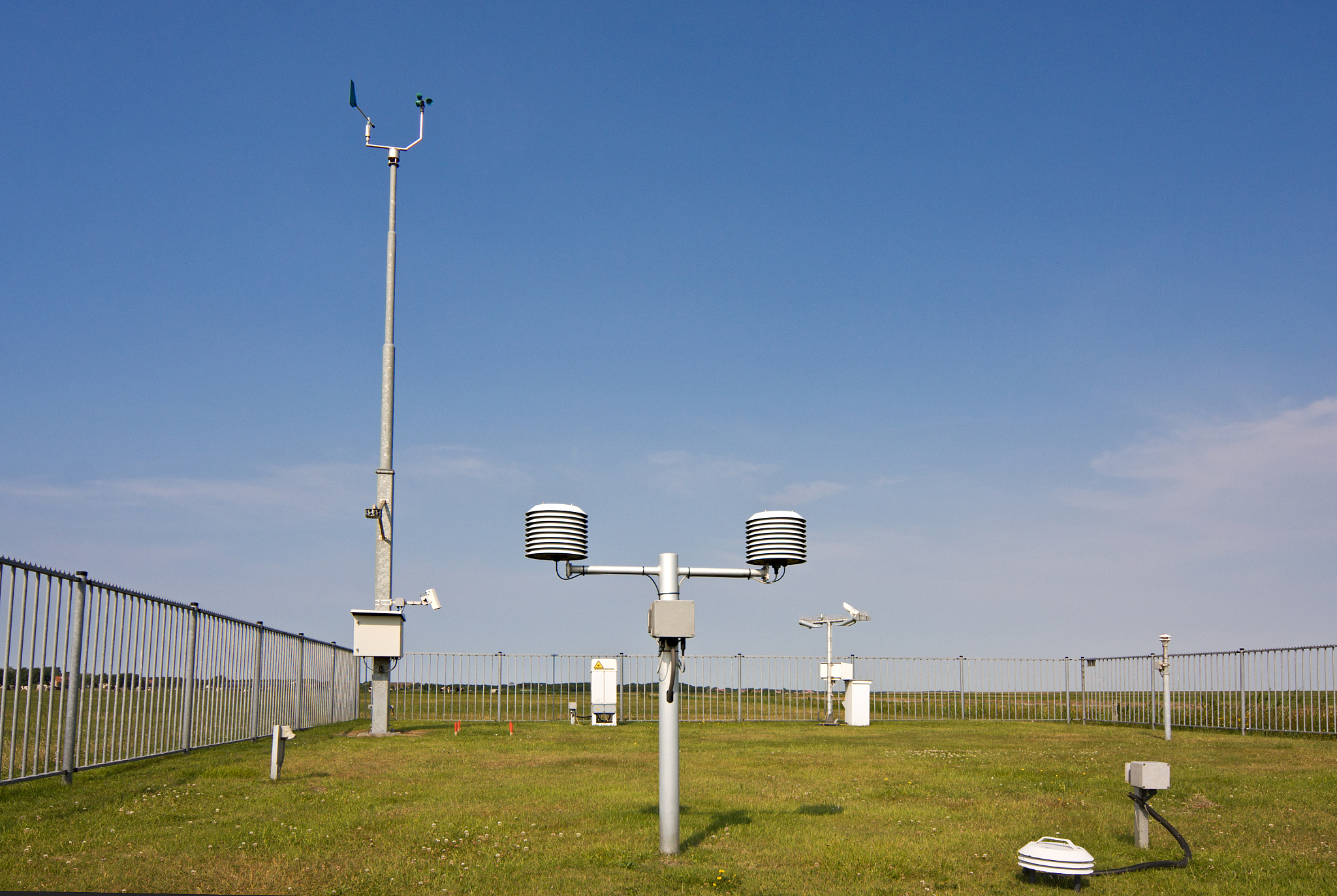 详细介绍对于草地气候可以通过哪些手段收集