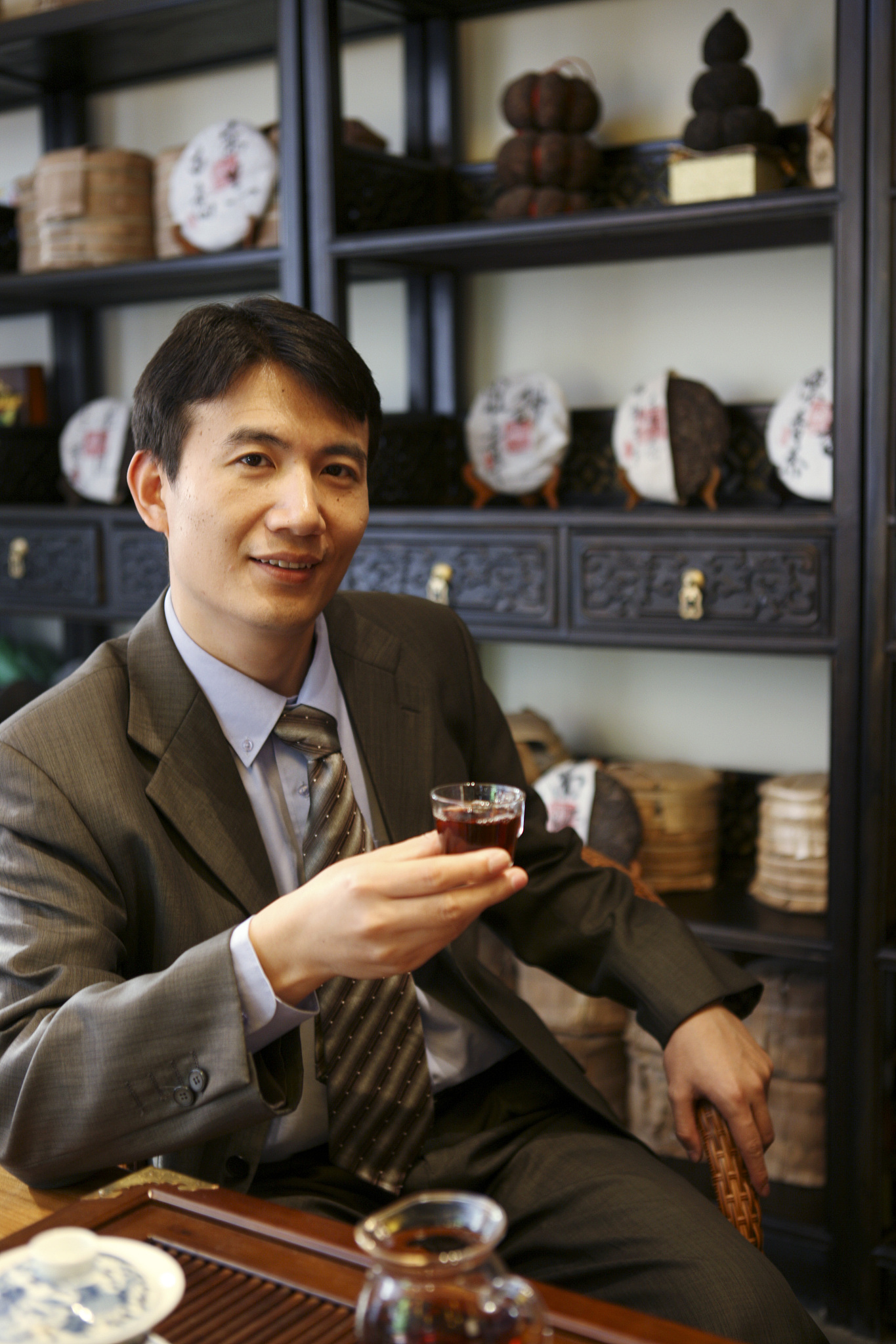 东方男人喝茶