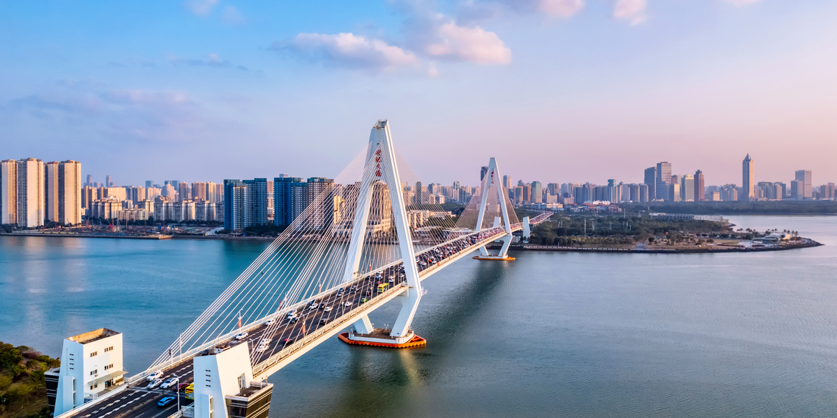 中国海南岛海口,俯瞰海甸河世纪大桥的黄昏天际线
