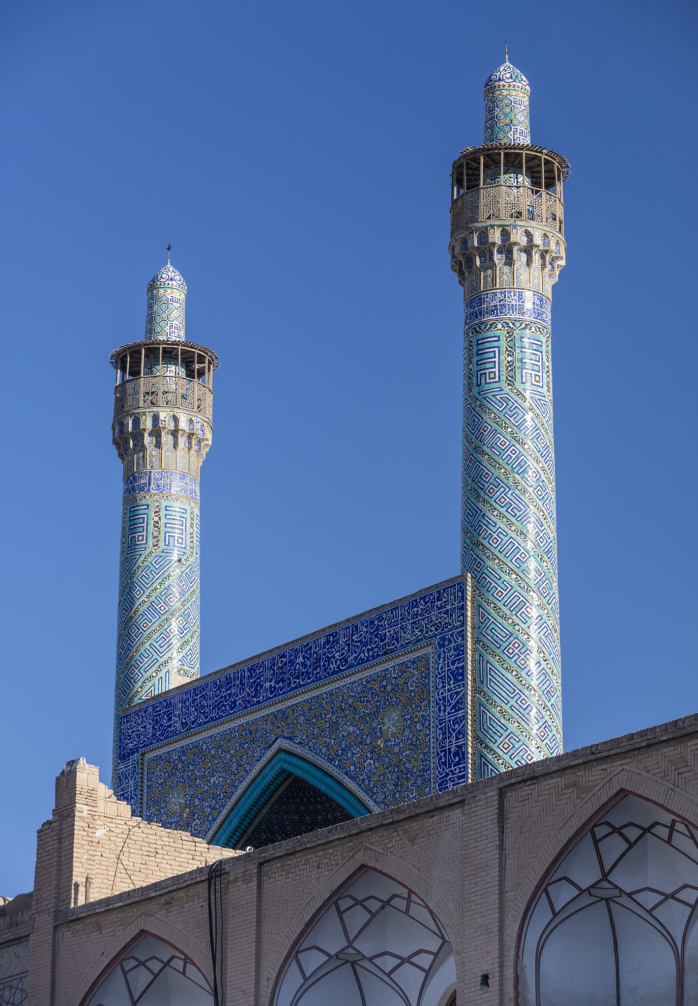 帮我修改正确以下英文的语法。Zhou Fei is Chairman and CEO of BMTEK Shenzhen Inc He is a technology executive with more than 18 years of experience leading high-growth businesses and transforming companies He was the