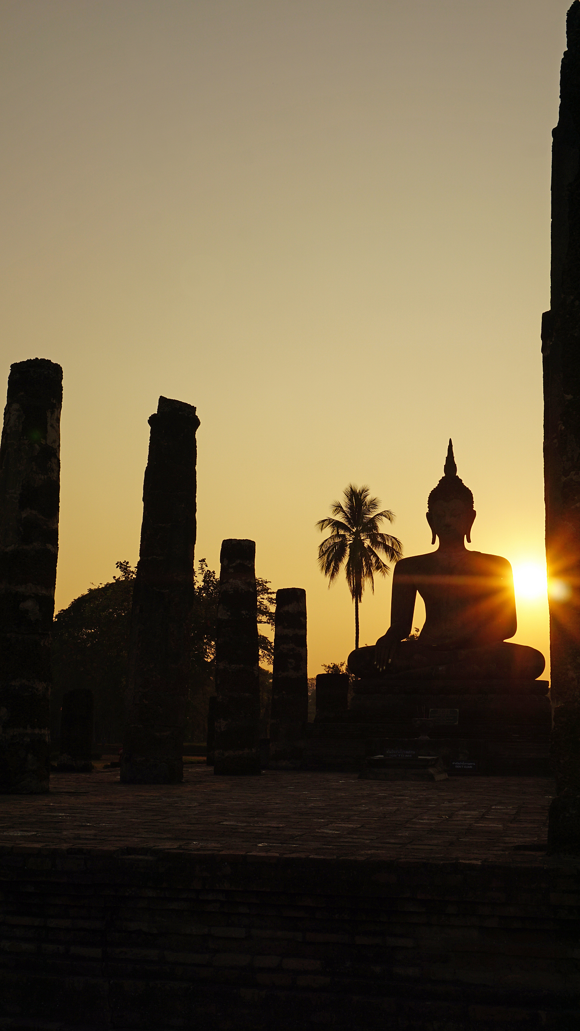 buddha statue in skuhothai