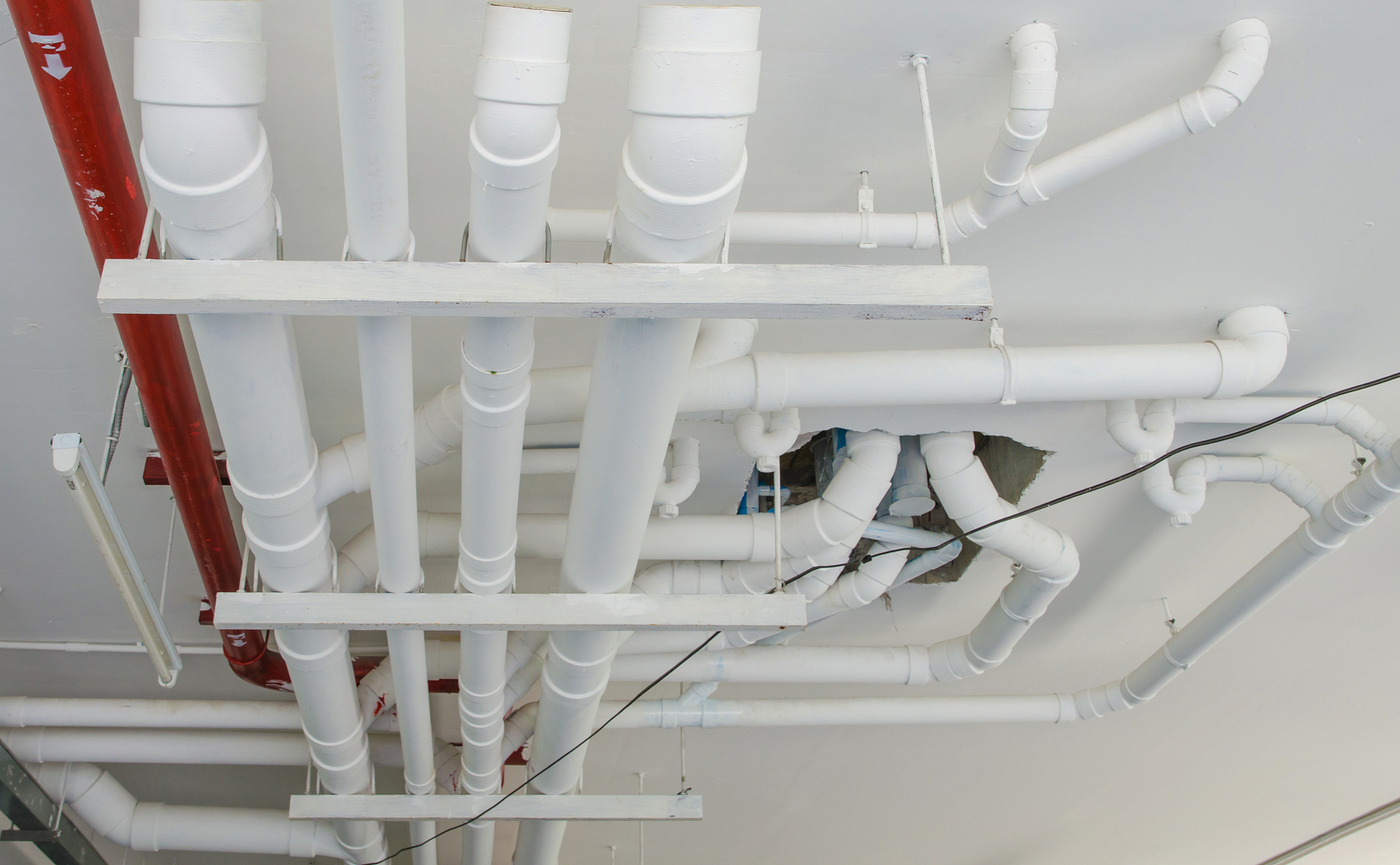 住宅建筑给水管道选材指南：PVC、PPR、铜管、不锈钢、PE 管道对比分析