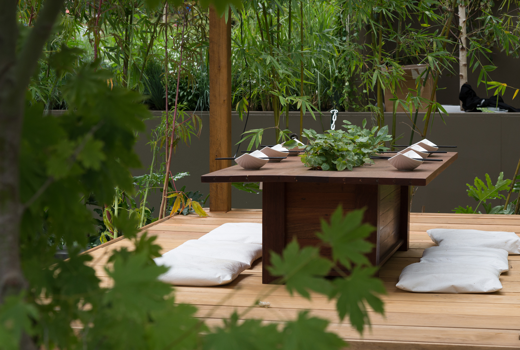 还在质疑户外家具怕不怕淋我们的都是长年摆放院子里除了给我们休闲使用也是庭院景观的重要部分户外家具材料要好能抵御太阳爆晒雨天潮湿还要好看坐得舒服选择大户院子专属户外家具杠杠滴好用起来省心又舒适的宣传户外家具的文案