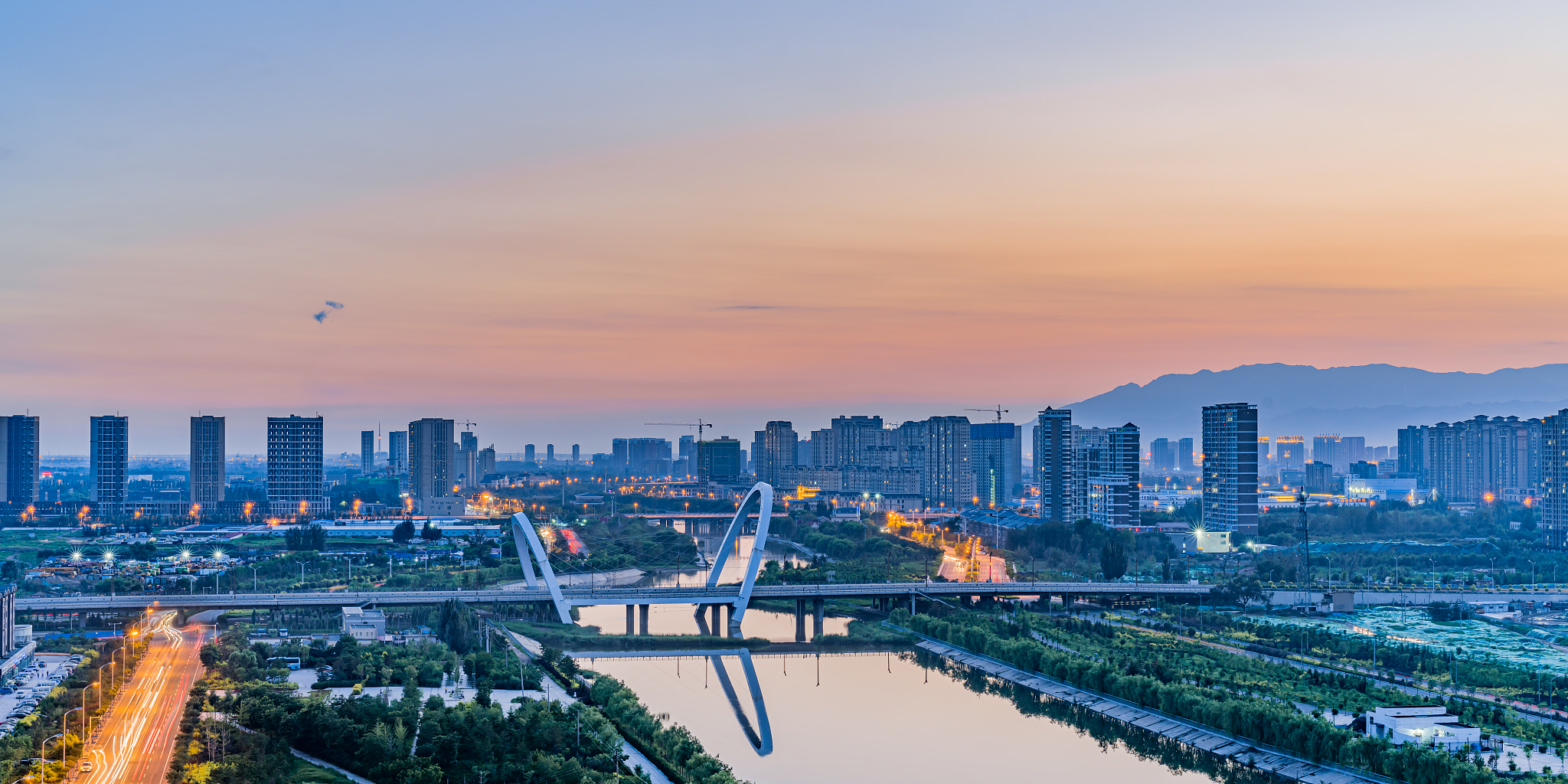 中国内蒙古呼和浩特桥梁城市夜景风光