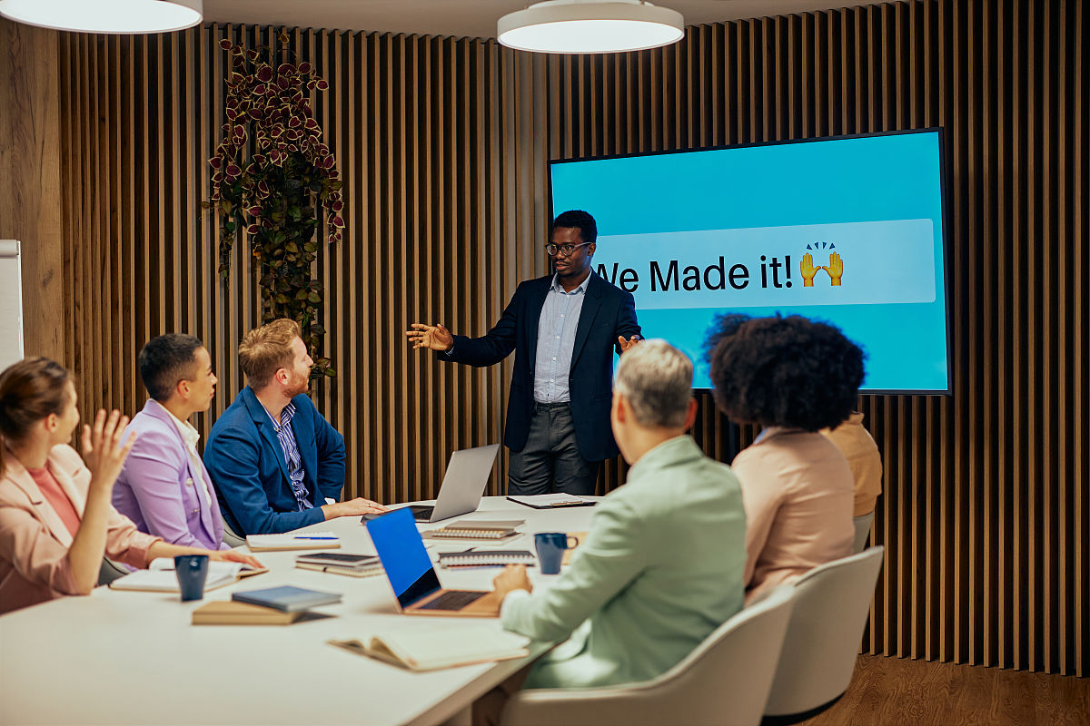 在一场圆桌会议中有甲、乙、丙、丁、戊 5 位与会人员顺时针依次落座每人都 只会本国语言和一门外语假设甲会法语和汉语丙会德语和英语。 以下组合能确保每个人都可以和左右两边的人自由交谈的是： A乙会英语和日语丁会德语和汉语戊会俄语和法语 B乙会法语和英语丁会德语和俄语戊会俄语和汉语 C乙会法语和德语丁会德语和汉语戊会俄语和英语 D乙会德语和汉语丁会法语和英语戊会俄语和德语