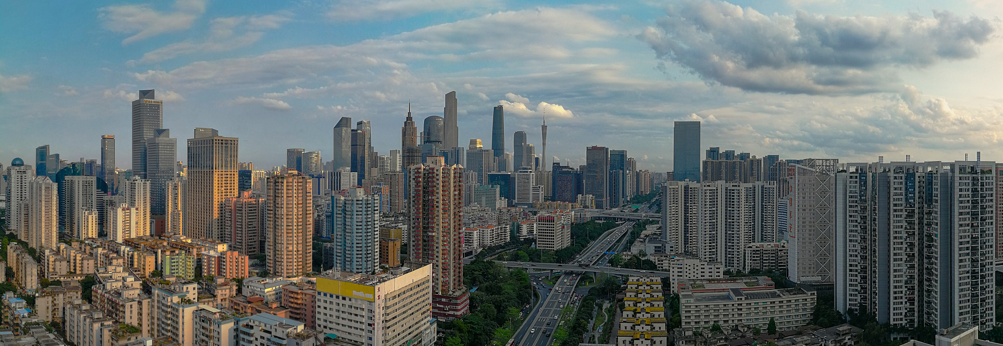 请描述中国超大城市和特大城市城区人口数量以表格体现