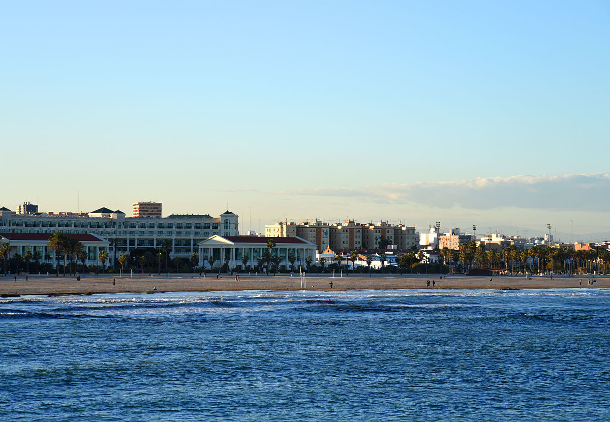 从la marina de valencia到las arenas海滩,您可以欣赏到海岸线和海滩