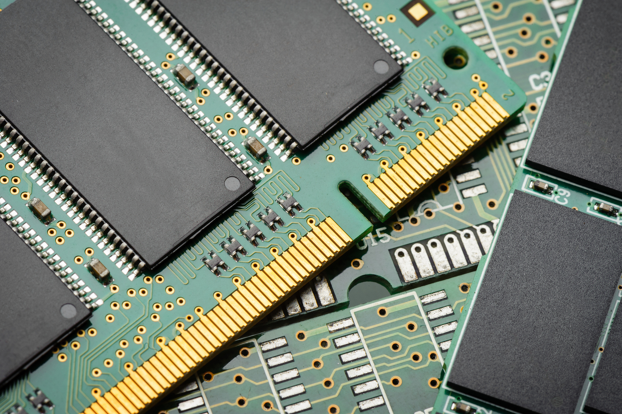 基于RMO和DRAM芯片构建半导体存储器 - 芯片数量计算及片选逻辑表达式