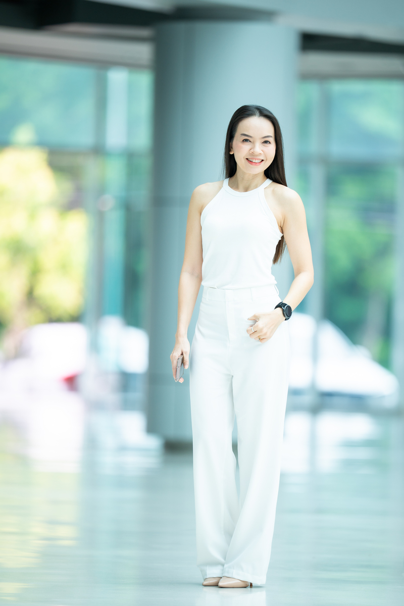 写一段年轻飒爽的姑娘