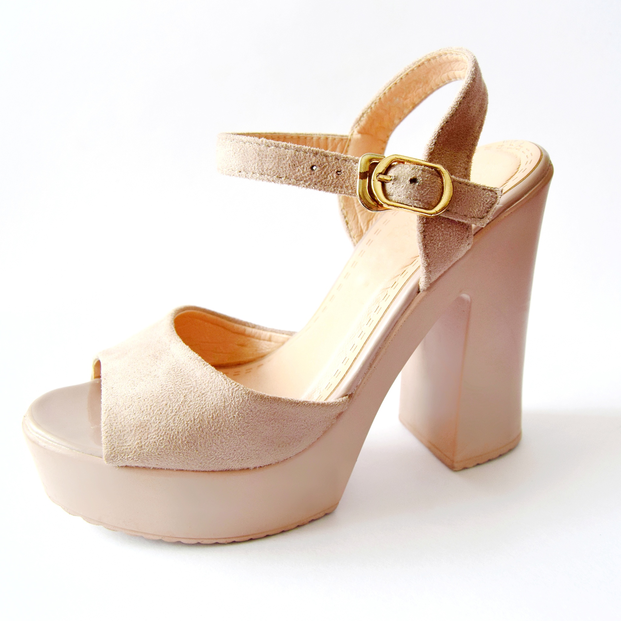 女士凉鞋：夏季必备，舒适时尚，美观实用